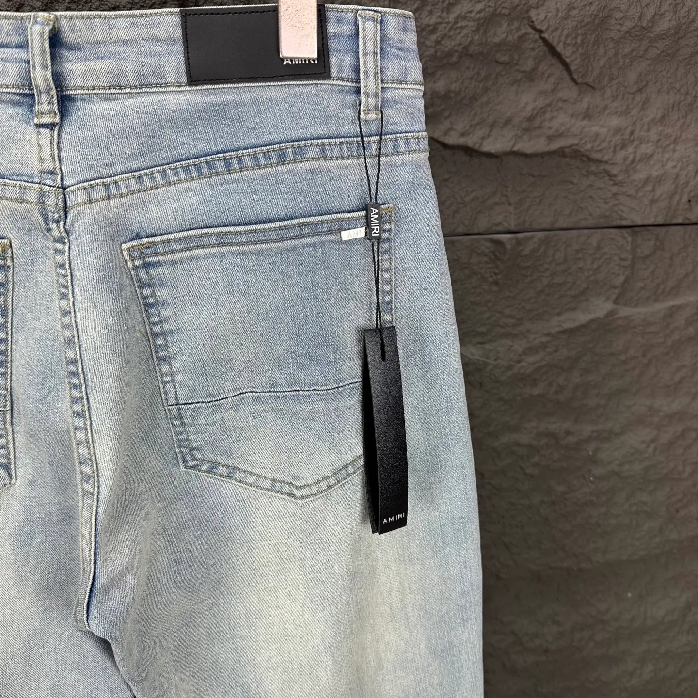 P220 Amiri 2025 new ripped white leather patch couple style washed stretch jeans 🔥High version🔥High version🔥 Top ceiling quality Styles with different washed textures are very friendly to people with thin legs and thick legs. The straight version is very flattering to the leg shape. Moderate length that never goes out of style, easy to match with casually, basic styling for various styles, a must-have in the wardrobe! The fabric is stiff but also makes the upper body soft without losing texture. The washing process is even more perfect. It is a must-have item for everyone! ! ! Washed wheat, hang tag, pants label, three complete labels Color: light blue Size: 28, 30, 32, 34 (four sizes)