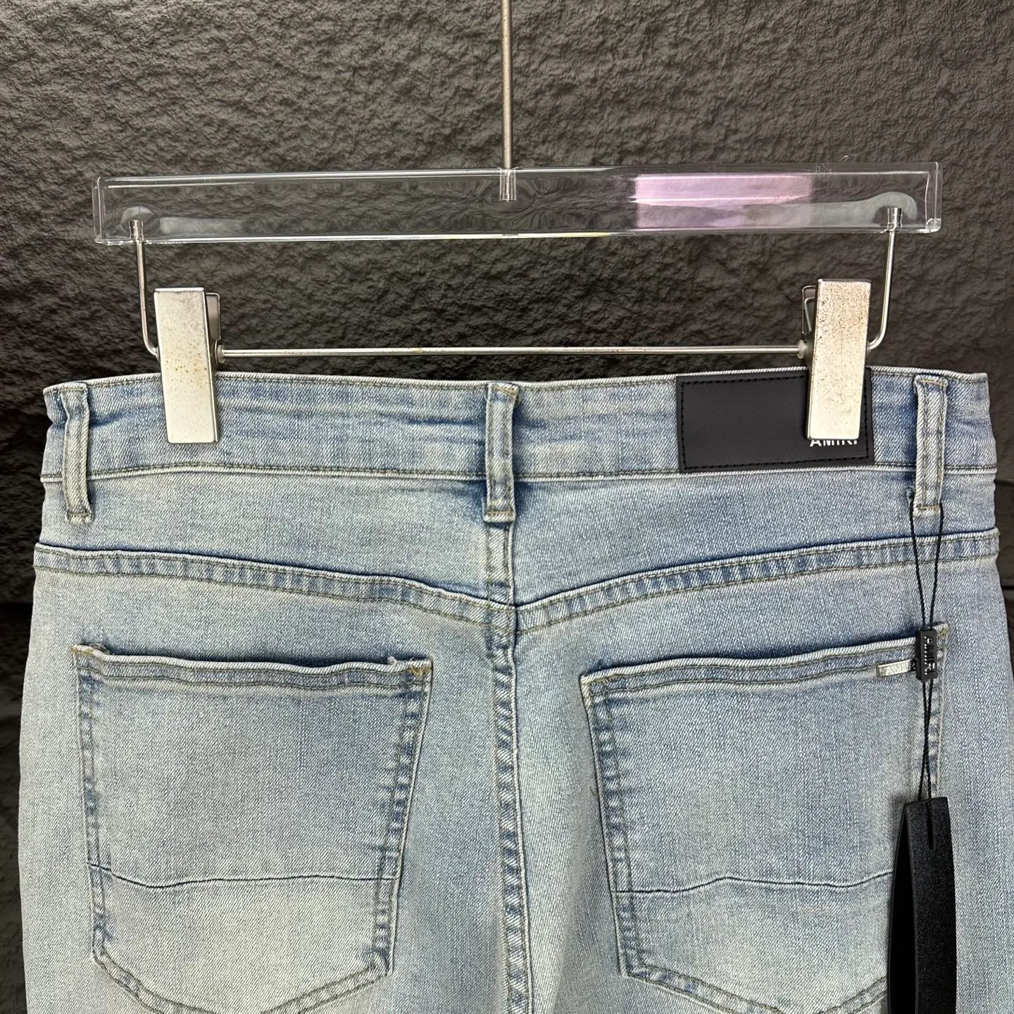 P220 Amiri 2025 new ripped white leather patch couple style washed stretch jeans 🔥High version🔥High version🔥 Top ceiling quality Styles with different washed textures are very friendly to people with thin legs and thick legs. The straight version is very flattering to the leg shape. Moderate length that never goes out of style, easy to match with casually, basic styling for various styles, a must-have in the wardrobe! The fabric is stiff but also makes the upper body soft without losing texture. The washing process is even more perfect. It is a must-have item for everyone! ! ! Washed wheat, hang tag, pants label, three complete labels Color: light blue Size: 28, 30, 32, 34 (four sizes)