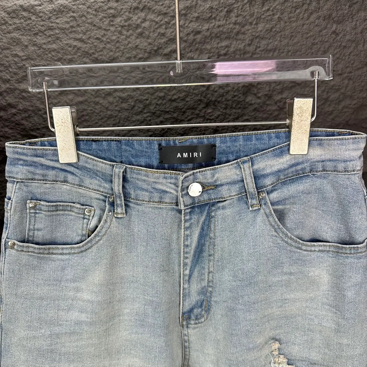 P220 Amiri 2025 new ripped white leather patch couple style washed stretch jeans 🔥High version🔥High version🔥 Top ceiling quality Styles with different washed textures are very friendly to people with thin legs and thick legs. The straight version is very flattering to the leg shape. Moderate length that never goes out of style, easy to match with casually, basic styling for various styles, a must-have in the wardrobe! The fabric is stiff but also makes the upper body soft without losing texture. The washing process is even more perfect. It is a must-have item for everyone! ! ! Washed wheat, hang tag, pants label, three complete labels Color: light blue Size: 28, 30, 32, 34 (four sizes)