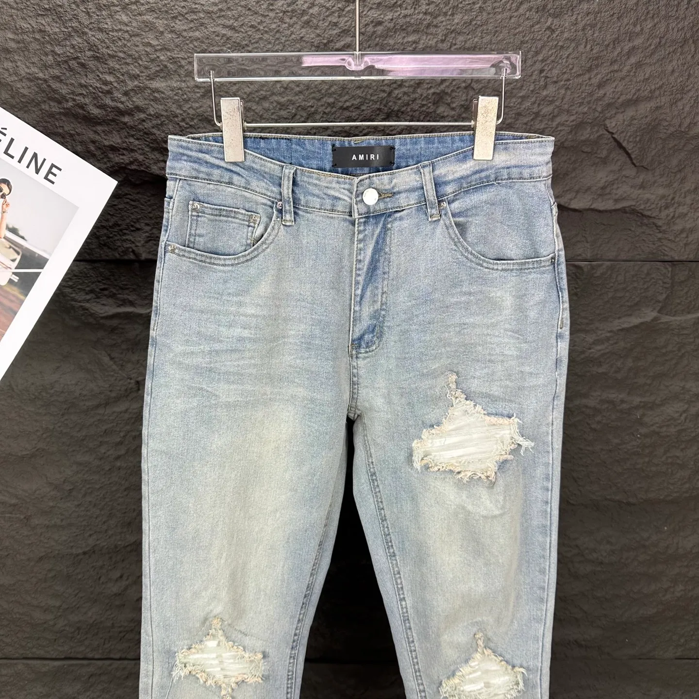 P220 Amiri 2025 new ripped white leather patch couple style washed stretch jeans 🔥High version🔥High version🔥 Top ceiling quality Styles with different washed textures are very friendly to people with thin legs and thick legs. The straight version is very flattering to the leg shape. Moderate length that never goes out of style, easy to match with casually, basic styling for various styles, a must-have in the wardrobe! The fabric is stiff but also makes the upper body soft without losing texture. The washing process is even more perfect. It is a must-have item for everyone! ! ! Washed wheat, hang tag, pants label, three complete labels Color: light blue Size: 28, 30, 32, 34 (four sizes)