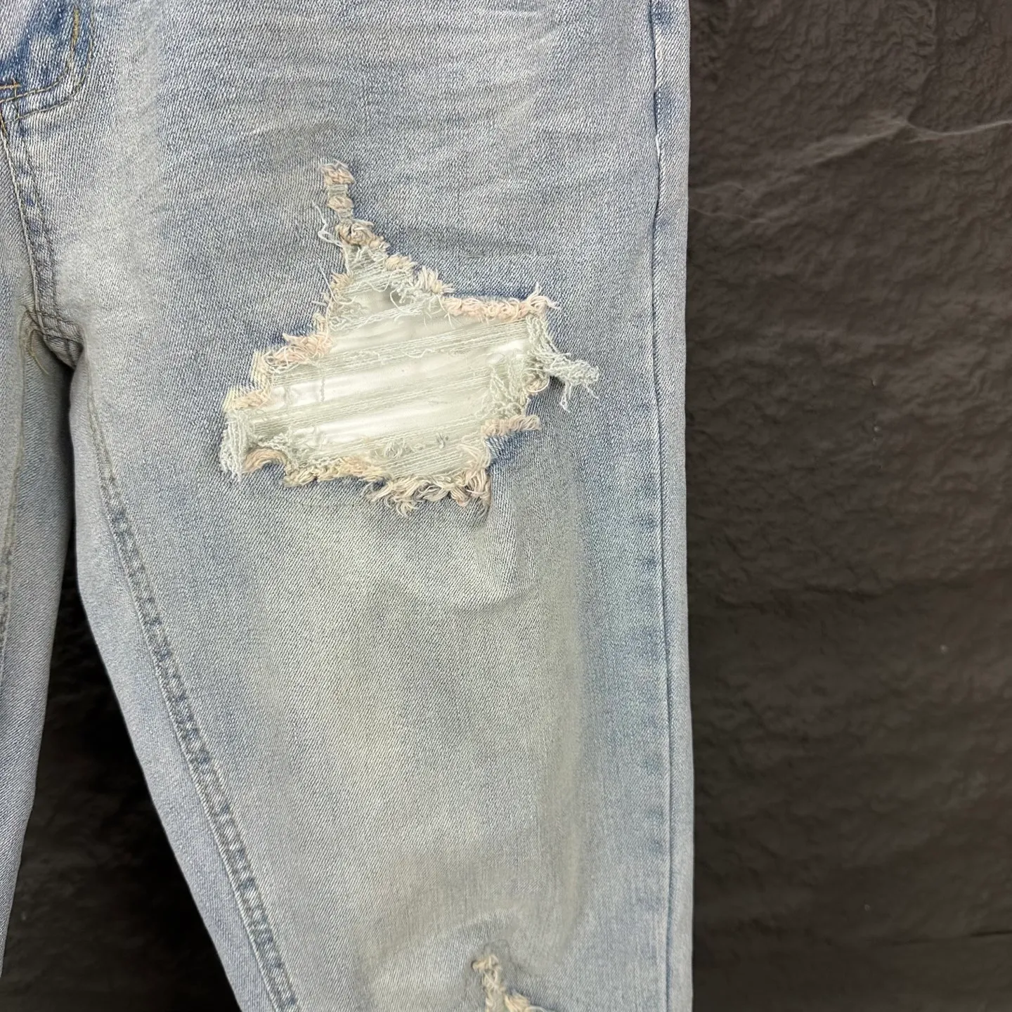 P220 Amiri 2025 new ripped white leather patch couple style washed stretch jeans 🔥High version🔥High version🔥 Top ceiling quality Styles with different washed textures are very friendly to people with thin legs and thick legs. The straight version is very flattering to the leg shape. Moderate length that never goes out of style, easy to match with casually, basic styling for various styles, a must-have in the wardrobe! The fabric is stiff but also makes the upper body soft without losing texture. The washing process is even more perfect. It is a must-have item for everyone! ! ! Washed wheat, hang tag, pants label, three complete labels Color: light blue Size: 28, 30, 32, 34 (four sizes)