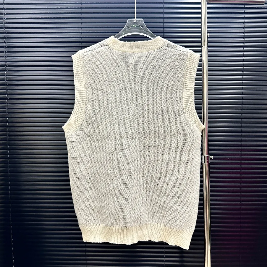 P360 The suit is not sold separately. Style: AMIRI casual knitted vest and shorts suit. Size: S-XXL. Fabric: wool blend. Accessories: full set of customized original accessories. No gender distinction. Same style for men and women.