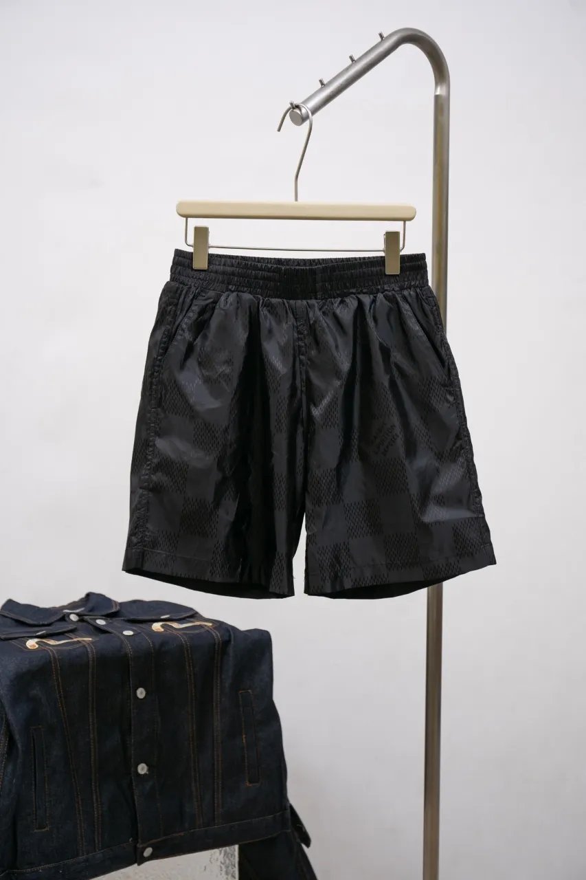 LV 25ss new Damier dark pattern shorts 🩳 Water Damier beach shorts are made of technical fabrics and display the Damier pattern across the entire width, which is a visual highlight of this season. Standard fit, mesh lining, elastic waist drawstring design, drawstring with lettered bell SIZE: XS S M L