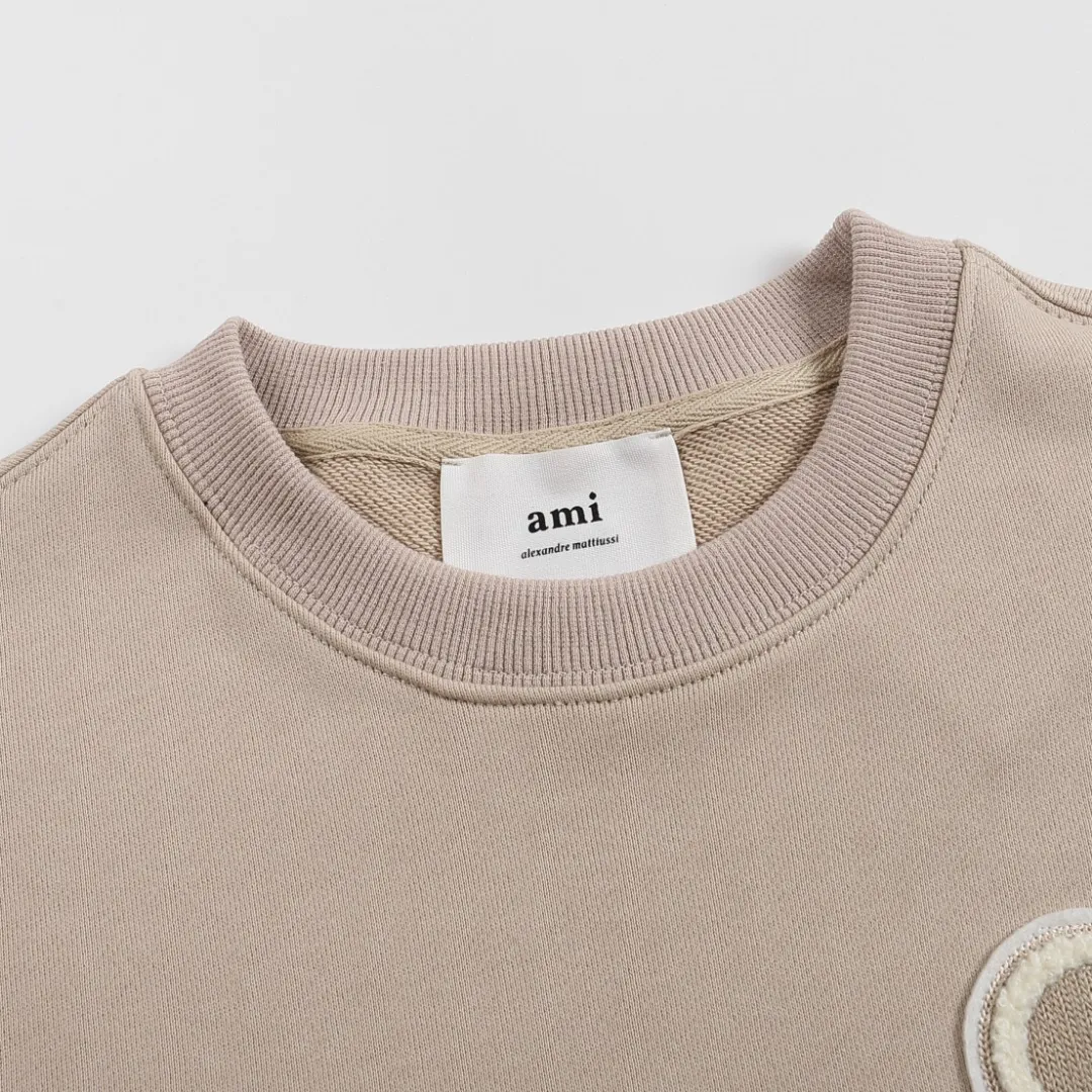 P150 Style No. 204 2025 embroidered large chapter style (with matching straight-leg sweatpants without color difference) AMI 2025 autumn and winter classic large chapter round neck sweatshirt 15 colors to meet everyone's needs. The fabric is made of 380 grams of pure cotton fabric, which is thick and textured. The whole network's counters purchase quality supporting output, which perfectly restores the genuine Zhang Zi. All thick wool knits are used. The absolute quality can be compared with any store in the market at will. There is no color difference in the fixed-dyed threads. The detailed accessories and tag packaging are all 1:1 with the genuine products. The ingenuity spirit gives back to customers.   Color: Oatmeal Size: S M L XL