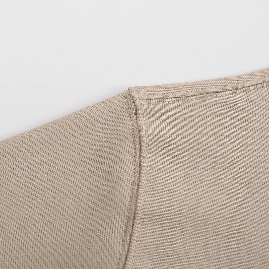 P150 Style No. 204 2025 embroidered large chapter style (with matching straight-leg sweatpants without color difference) AMI 2025 autumn and winter classic large chapter round neck sweatshirt 15 colors to meet everyone's needs. The fabric is made of 380 grams of pure cotton fabric, which is thick and textured. The whole network's counters purchase quality supporting output, which perfectly restores the genuine Zhang Zi. All thick wool knits are used. The absolute quality can be compared with any store in the market at will. There is no color difference in the fixed-dyed threads. The detailed accessories and tag packaging are all 1:1 with the genuine products. The ingenuity spirit gives back to customers.   Color: Oatmeal Size: S M L XL