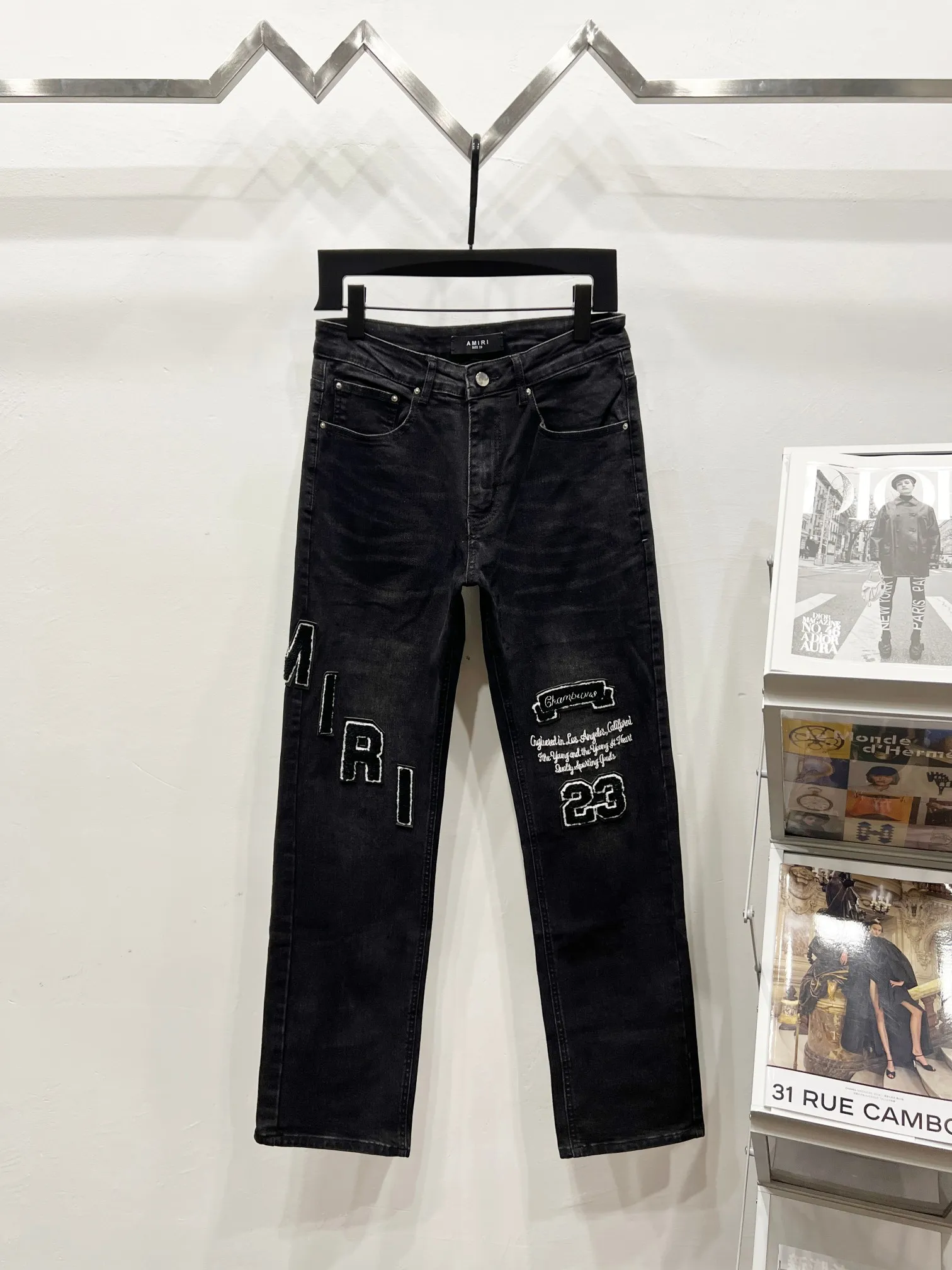 P240 Style number: (K1110) AMIRI & AMIRI new jeans washed ripped leather denim trousers for men and women amiri is transliterated as Emil, which is the name of the founder. Mike Amiri, the founder of amiri, grew up in Los Angeles, USA. He was influenced by local street culture and Punk Rock since he was a child, so he founded the amiri brand named after himself. A variety of trendy clothing meets the needs of different fashion players. Amiri clothing has novel and unique styles and is a well-known street brand in the United States. The styles and styles of many clothes are loved by many street photographers. The various clothing styles meet the dressing needs of different people, show their unique temperament, and show the trend of dressing. Amiri's jeans are relatively famous. Not only do they have many styles, but the quality of the jeans is also very good. Many celebrities have also worn amiri brand jeans. Original goods, washed casual jeans, imported original washed stretch fabric, comfortable and elastic, original hardware accessories decorated with logo, super correct version, extremely high grade, counter quality, fashionable and stylish upper body. Color: black Size: 28-30-32-34