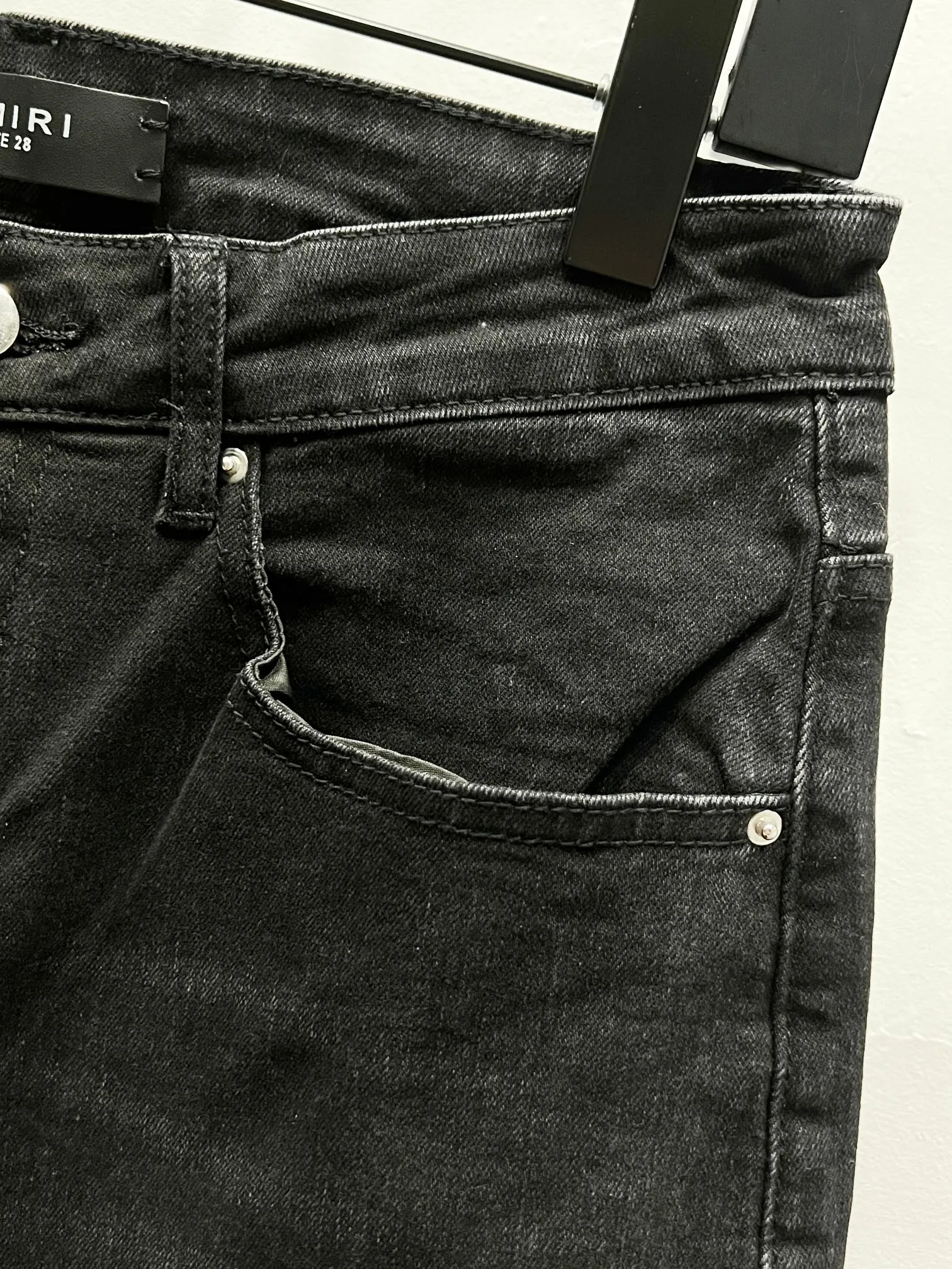P240 Style number: (K1110) AMIRI & AMIRI new jeans washed ripped leather denim trousers for men and women amiri is transliterated as Emil, which is the name of the founder. Mike Amiri, the founder of amiri, grew up in Los Angeles, USA. He was influenced by local street culture and Punk Rock since he was a child, so he founded the amiri brand named after himself. A variety of trendy clothing meets the needs of different fashion players. Amiri clothing has novel and unique styles and is a well-known street brand in the United States. The styles and styles of many clothes are loved by many street photographers. The various clothing styles meet the dressing needs of different people, show their unique temperament, and show the trend of dressing. Amiri's jeans are relatively famous. Not only do they have many styles, but the quality of the jeans is also very good. Many celebrities have also worn amiri brand jeans. Original goods, washed casual jeans, imported original washed stretch fabric, comfortable and elastic, original hardware accessories decorated with logo, super correct version, extremely high grade, counter quality, fashionable and stylish upper body. Color: black Size: 28-30-32-34