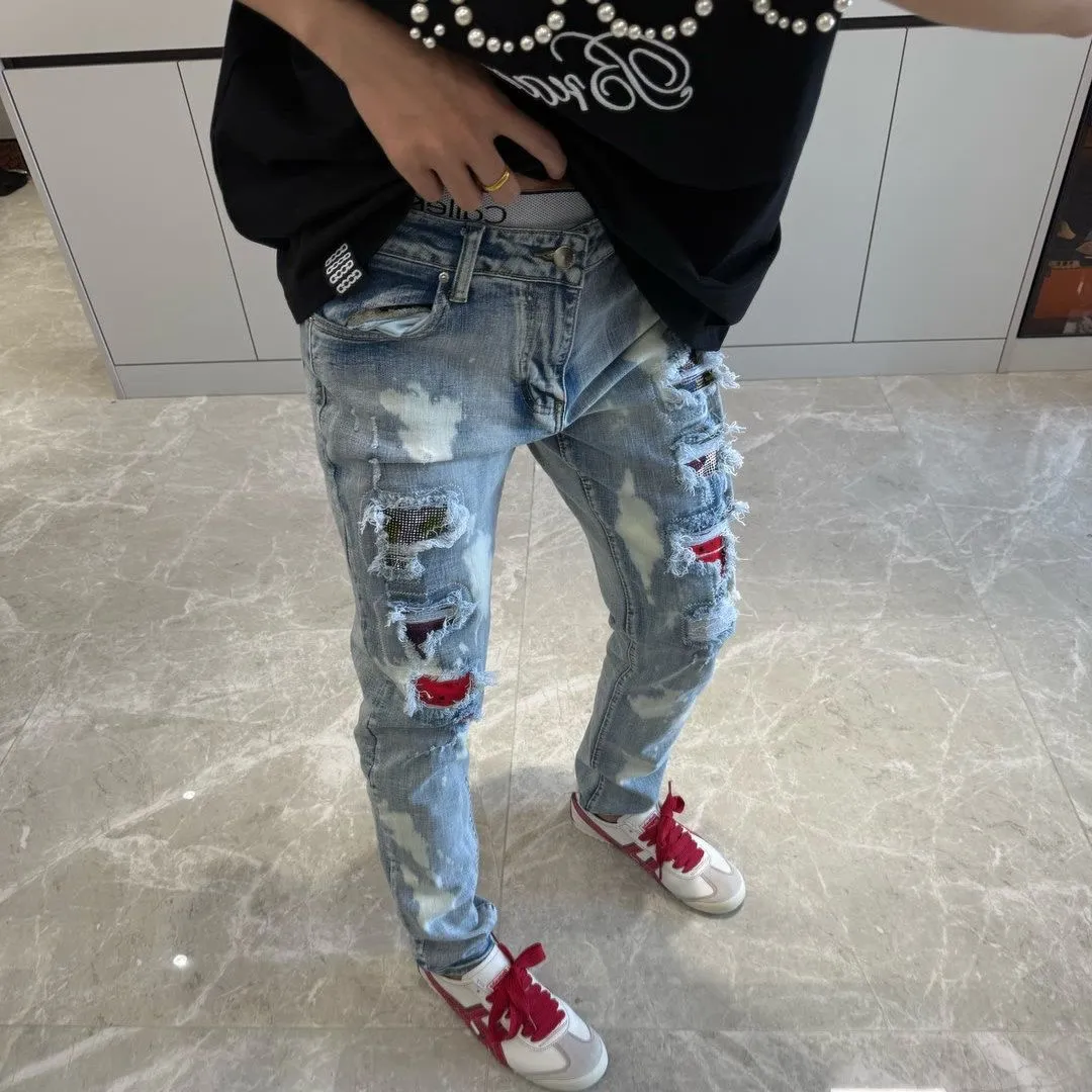 P166 Top replica AMIRI denim shorts AMIRI high street basic ripped tight stretch jeans trousers Amiriamiri is transliterated as Emil, which is the name of the founder. Mike Amiri, the founder of amiri, grew up in Los Angeles, USA. He was influenced by the local street culture Rock since he was a child, so he founded the amiri brand named after himself. A variety of trendy clothing meets the needs of different fashion players. Amiri clothing has novel and unique styles and is a well-known street brand in the United States. Many of its styles and styles are loved by many street photographers. Various clothing styles meet the needs of different people, show their unique temperament, and show the trend of dressing. amiri's jeans are relatively famous. Not only do they have many styles, but the quality of the jeans is also very good. Many celebrities have also worn amiri brand jeans. Fashionability.  Color; picture color Size: m l xl xxl