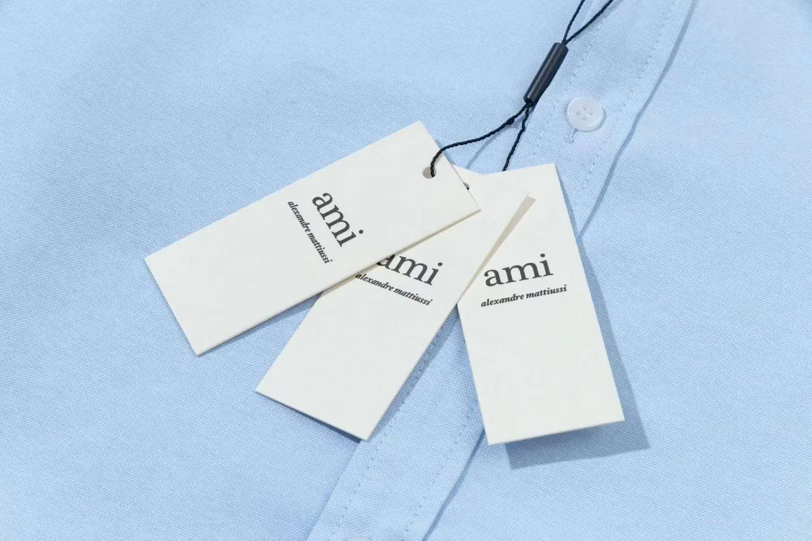 2219# AMI Paris 2025 Autumn and Winter Black classic small love embroidery on the chest Casual cotton solid color long-sleeved Oxford shirt Original custom-made 180g pure cotton fabric Regular version Same style for men and women Color: White Blue Size: S-XL