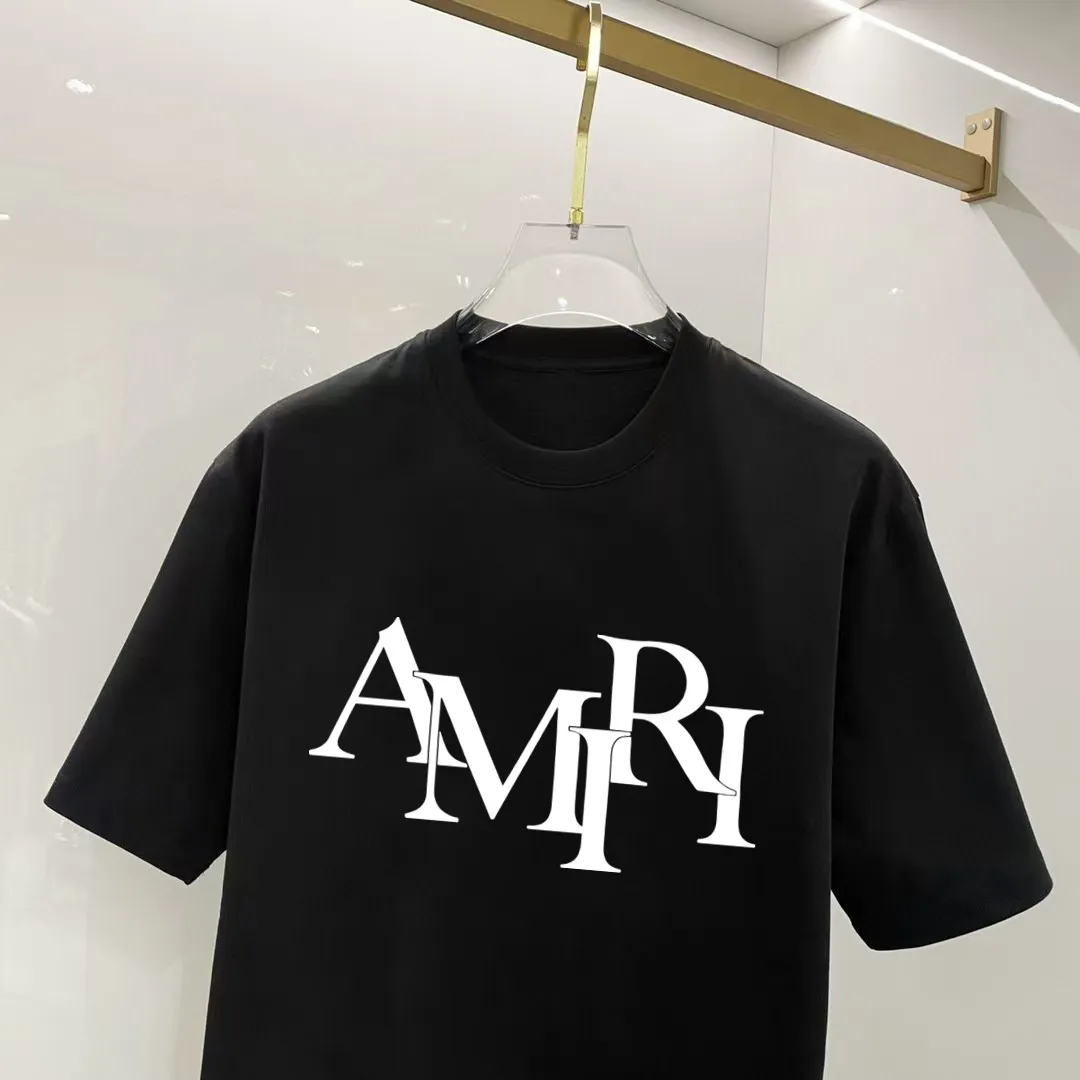 P140 AMIRI# 2025 spring and summer new style debut counter, the latest short-sleeved round neck T-shirt, high-end custom design, avant-garde and fashionable! The brand logo is designed with heavy craftsmanship. High-end customized 250g Xinjiang long-staple cotton fabric. Soft to the touch. Comfortable to wear. Exquisite stitching at the counter level. Fine workmanship. The upper body effect is incomparably handsome! A must-have item for a stylish man! Color: black. White! Size: S M L