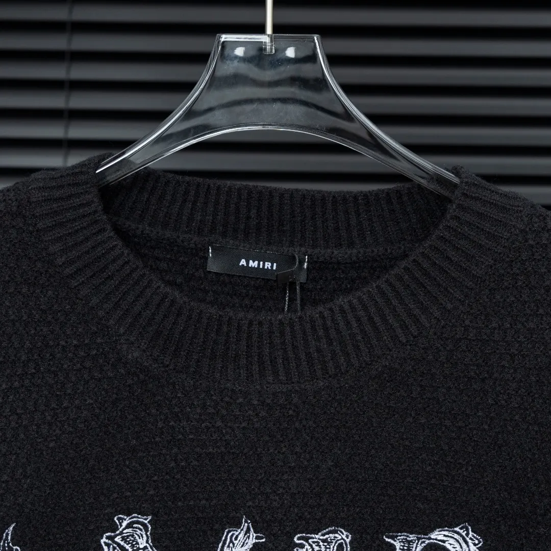 P300 Style: AMIRI smoke embroidered long-sleeved sweater Size: S-XXL Fabric: Wool blend Accessories: Full set of customized original accessories No gender distinction, same style for men and women
