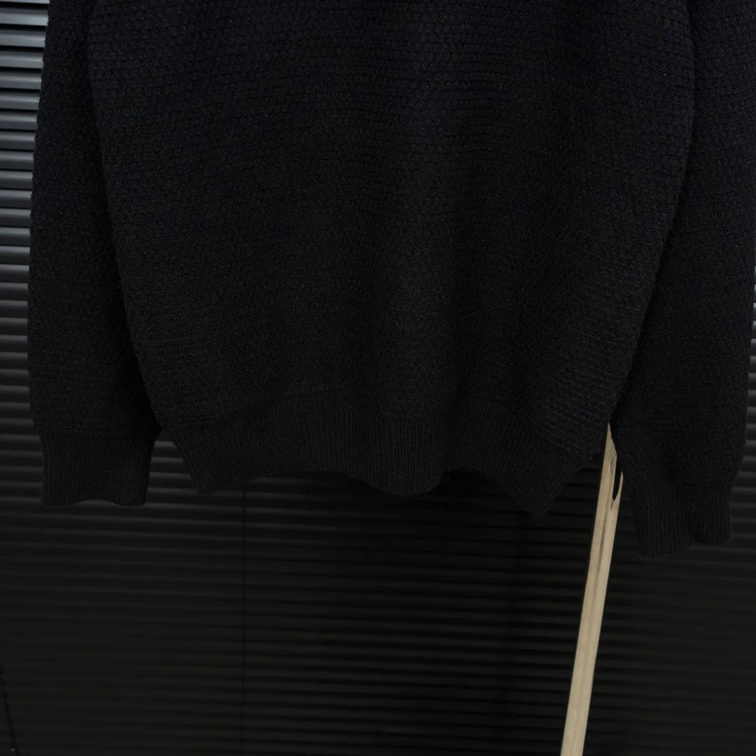P300 Style: AMIRI smoke embroidered long-sleeved sweater Size: S-XXL Fabric: Wool blend Accessories: Full set of customized original accessories No gender distinction, same style for men and women