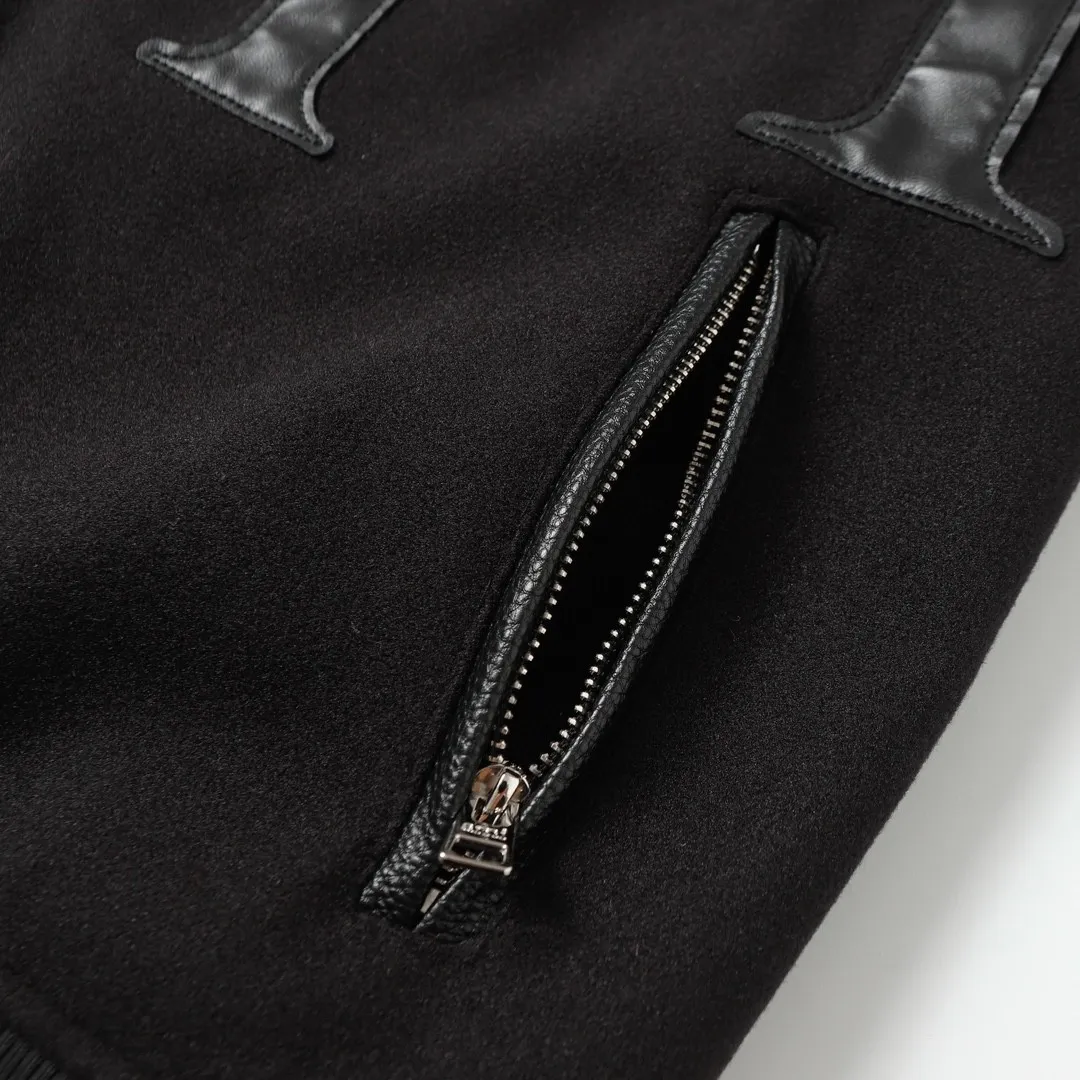 P390 Amiri 24SS catwalk baseball uniform. It adopts 10,000-needle embroidery technology, which is fashionable and versatile. It is made of dragon and phoenix nylon fabric, which is soft and comfortable. It is matched with pebbled sleeves and has a high-end atmosphere. The pockets are designed with double zippers, which are restored one to one. M l xl xxl