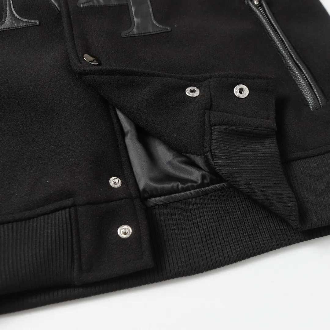 P390 Amiri 24SS catwalk baseball uniform. It adopts 10,000-needle embroidery technology, which is fashionable and versatile. It is made of dragon and phoenix nylon fabric, which is soft and comfortable. It is matched with pebbled sleeves and has a high-end atmosphere. The pockets are designed with double zippers, which are restored one to one. M l xl xxl