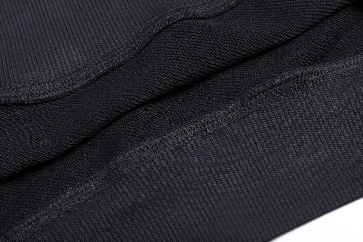 P150 Style No. 204 2025 embroidered large chapter style (with matching straight-leg sweatpants without color difference) AMI 2025 autumn and winter classic large chapter round neck sweatshirt 15 colors to meet everyone's needs. The fabric is made of 380 grams of pure cotton fabric, which is thick and textured. The whole network's counters purchase quality supporting output, which perfectly restores the genuine Zhang Zi. All thick wool knits are used. The absolute quality can be compared with any store in the market at will. There is no color difference in the fixed-dyed threads. The detailed accessories and tag packaging are all 1:1 with the genuine products. The ingenuity spirit gives back to customers.   Color: black and red Size: S M L XL