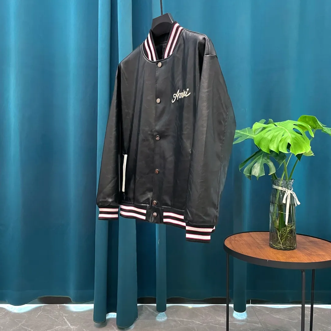 P420 AMI➡️Catway style baseball jacket. I ordered the original model and took a month to finally ship it. I love it so much. The upper body is really cool. A Douyin blogger said that this year's new jacket will become a future trend. If you look through street photos, you will find that celebrities regard it as a collectible jacket, a must-have item for men and women who want light luxury for commuting. Developing the highest version on the entire network, it took 1 month to customize and the cost was extremely high. The German imported flat-machine made custom-woven wool jacquard threads, using the first layer of imported lambskin. The pleated texture is unparalleled. It is hand-cut and meticulously crafted. The stitching position is very technical. Whether the whole garment is good or not depends on this position. Top-notch workmanship and details can stand the test. A full set of customized accessories, the letters are clear and perfectly restored without any difference. High-end atmosphere and full grade! The entire dress is exclusively customized with heavy craftsmanship. The towel patch embroidery is perfectly combined with craft embroidery and precise stitching! Absolute craftsmanship quality! Size: M L XL XXL