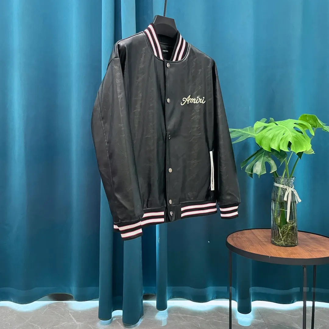 P420 AMI➡️Catway style baseball jacket. I ordered the original model and took a month to finally ship it. I love it so much. The upper body is really cool. A Douyin blogger said that this year's new jacket will become a future trend. If you look through street photos, you will find that celebrities regard it as a collectible jacket, a must-have item for men and women who want light luxury for commuting. Developing the highest version on the entire network, it took 1 month to customize and the cost was extremely high. The German imported flat-machine made custom-woven wool jacquard threads, using the first layer of imported lambskin. The pleated texture is unparalleled. It is hand-cut and meticulously crafted. The stitching position is very technical. Whether the whole garment is good or not depends on this position. Top-notch workmanship and details can stand the test. A full set of customized accessories, the letters are clear and perfectly restored without any difference. High-end atmosphere and full grade! The entire dress is exclusively customized with heavy craftsmanship. The towel patch embroidery is perfectly combined with craft embroidery and precise stitching! Absolute craftsmanship quality! Size: M L XL XXL