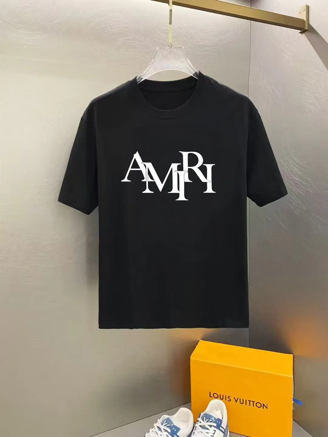 P140 AMIRI 2025 early spring new style debut counter latest short-sleeved round neck T-shirt, high-end custom design, avant-garde and fashionable! High-end customized high-count long-staple cotton fabric. Comfortable to wear. Exquisite counter-level stitching. Fine workmanship. The upper body effect is incomparably handsome! A must-have item for a stylish man! Size: S M L