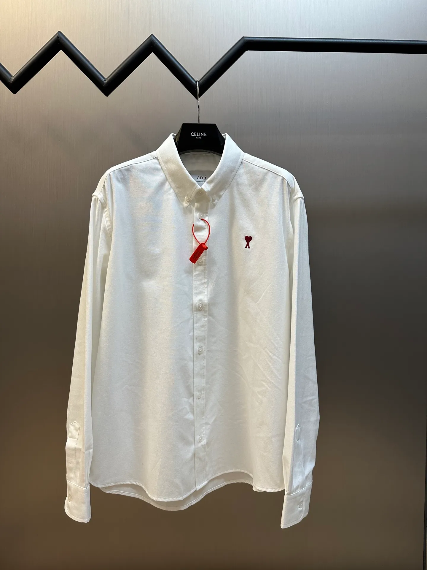 🅿️400 Ami Paris Love Embroidered Shirt Made of custom-made high-quality flexible Oxford cotton, a bright red heart jumps out on the chest, engraved with a French romantic code.  Adopt imported machine embroidery technology, use advanced computer control system and precision mechanical components to realize Ami love embroidery work size: 38 40 42 44