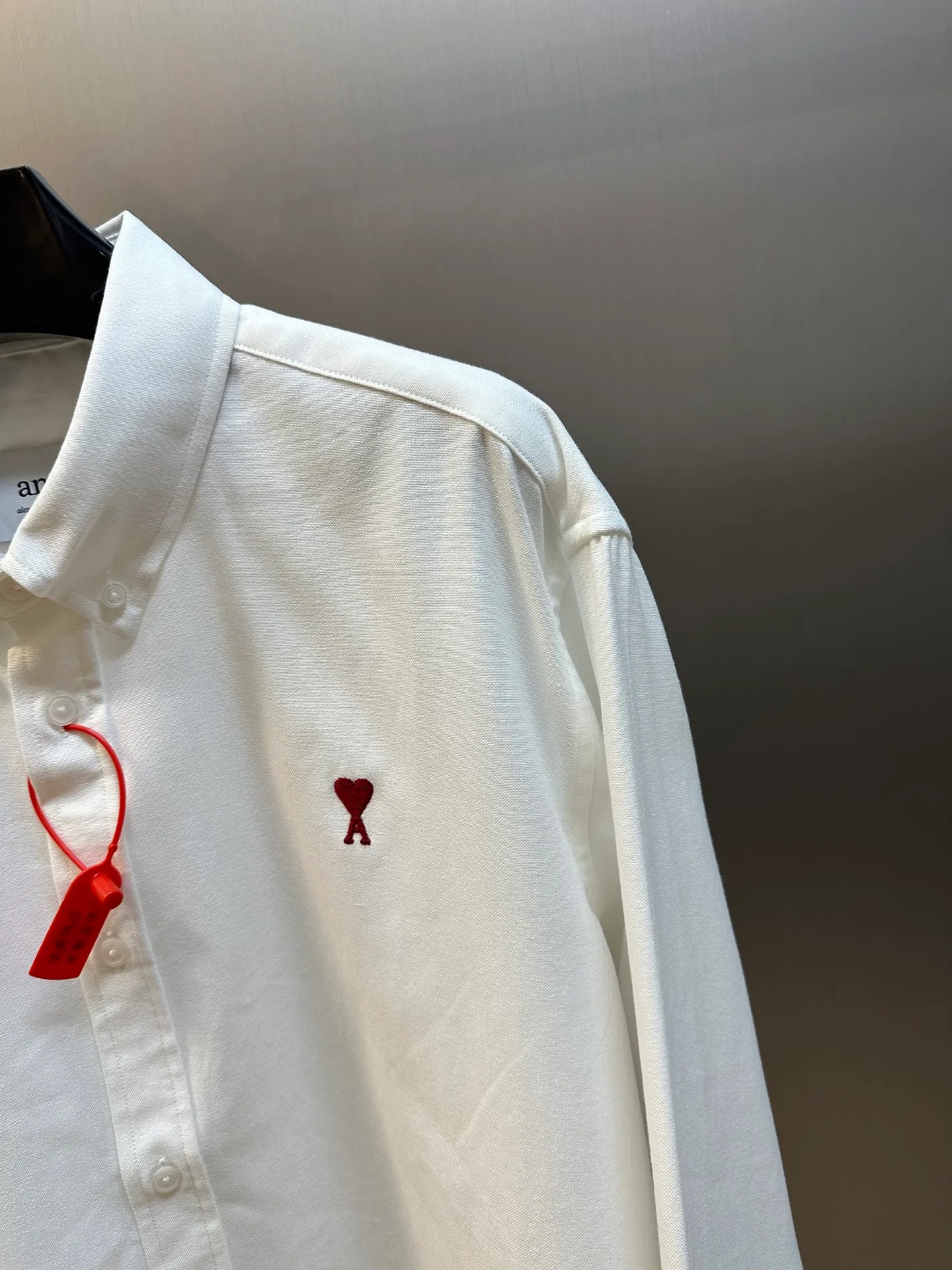 🅿️400 Ami Paris Love Embroidered Shirt Made of custom-made high-quality flexible Oxford cotton, a bright red heart jumps out on the chest, engraved with a French romantic code.  Adopt imported machine embroidery technology, use advanced computer control system and precision mechanical components to realize Ami love embroidery work size: 38 40 42 44