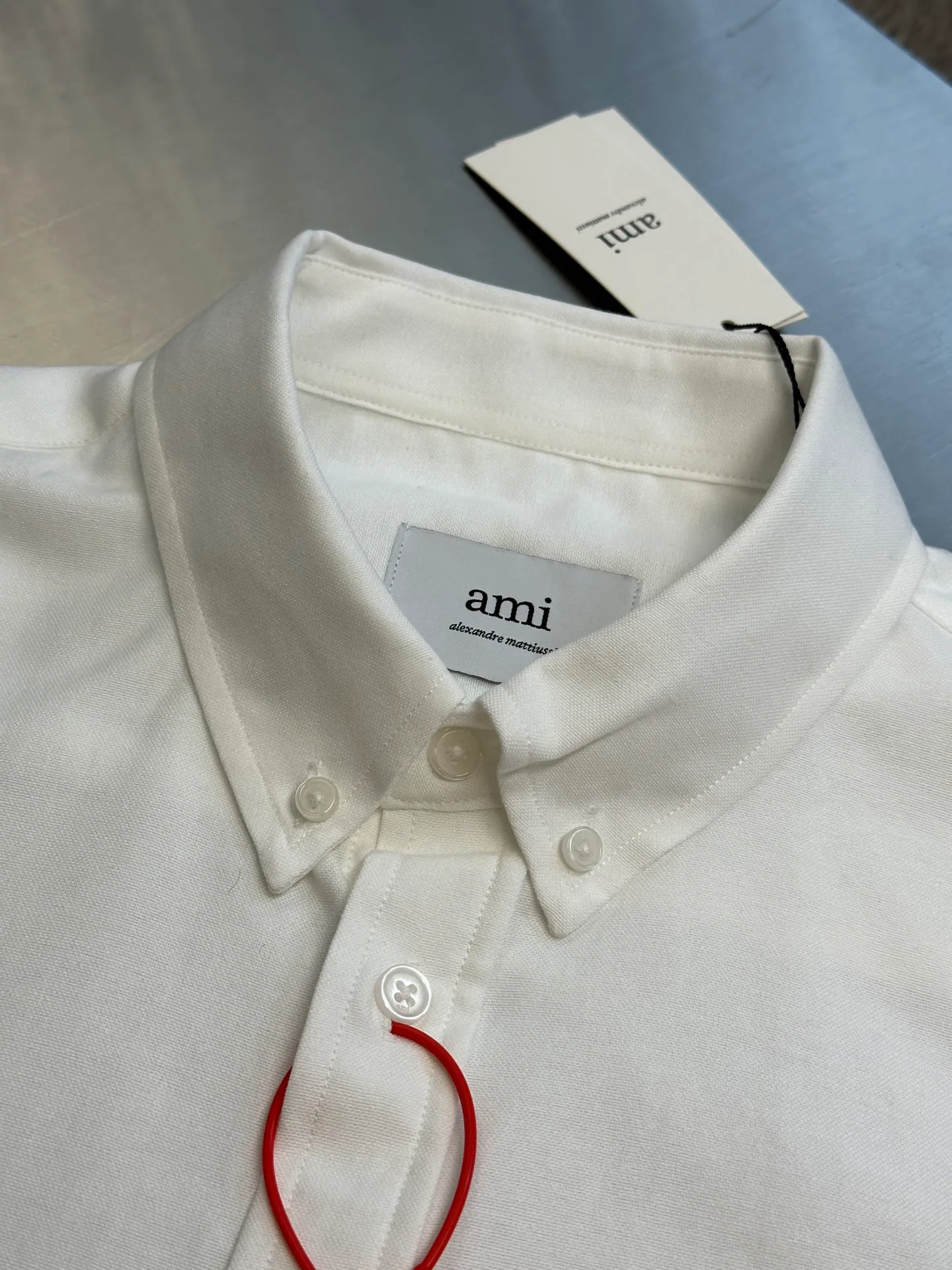 🅿️400 Ami Paris Love Embroidered Shirt Made of custom-made high-quality flexible Oxford cotton, a bright red heart jumps out on the chest, engraved with a French romantic code.  Adopt imported machine embroidery technology, use advanced computer control system and precision mechanical components to realize Ami love embroidery work size: 38 40 42 44
