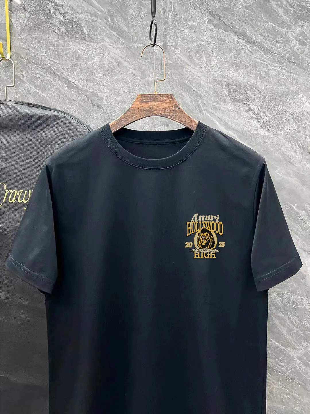 P150 AMIRI# 2025 spring and summer new style debut counter, the latest short-sleeved round neck T-shirt, high-end custom design, avant-garde and fashionable! The brand logo is designed with heavy craftsmanship. High-end customized 250g Xinjiang long-staple cotton fabric. Soft to the touch. Comfortable to wear. Exquisite stitching at the counter level. Fine workmanship. The upper body effect is incomparably handsome! A must-have item for a stylish man! Color: black. White! Size: S M L