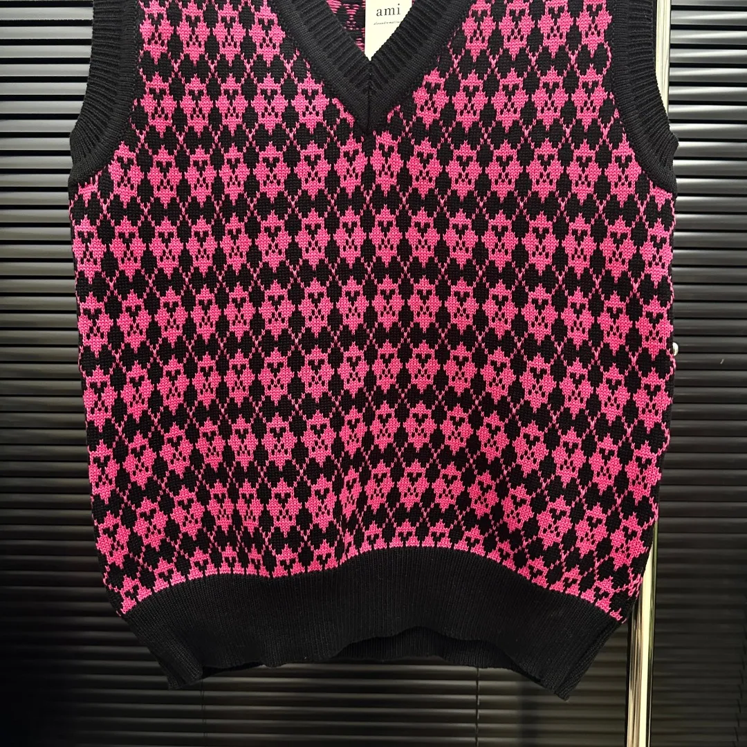 P210 Style: AMI knitted jacquard V-neck vest Size: S-XXL Fabric: Wool blend Accessories: Full set of customized original accessories No gender distinction, same style for men and women