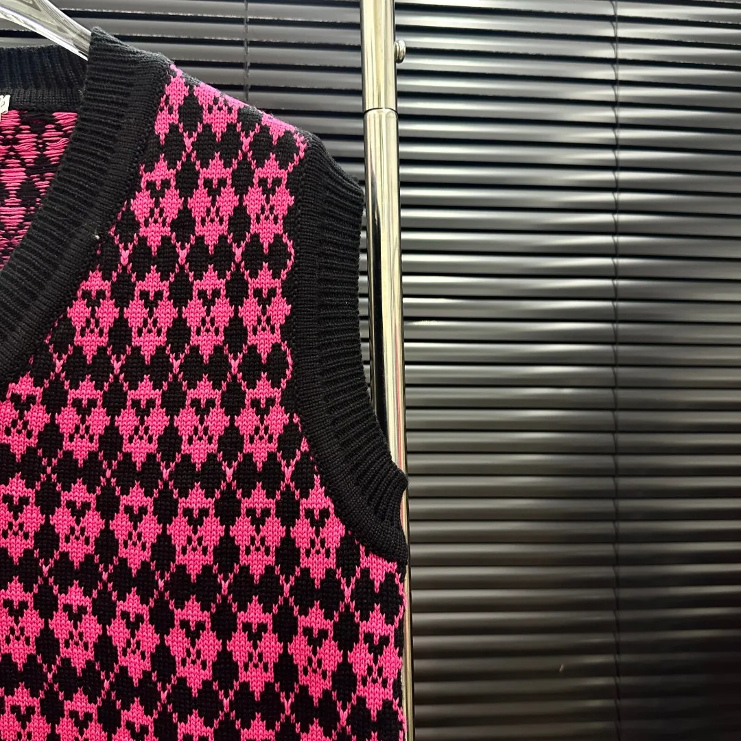 P210 Style: AMI knitted jacquard V-neck vest Size: S-XXL Fabric: Wool blend Accessories: Full set of customized original accessories No gender distinction, same style for men and women