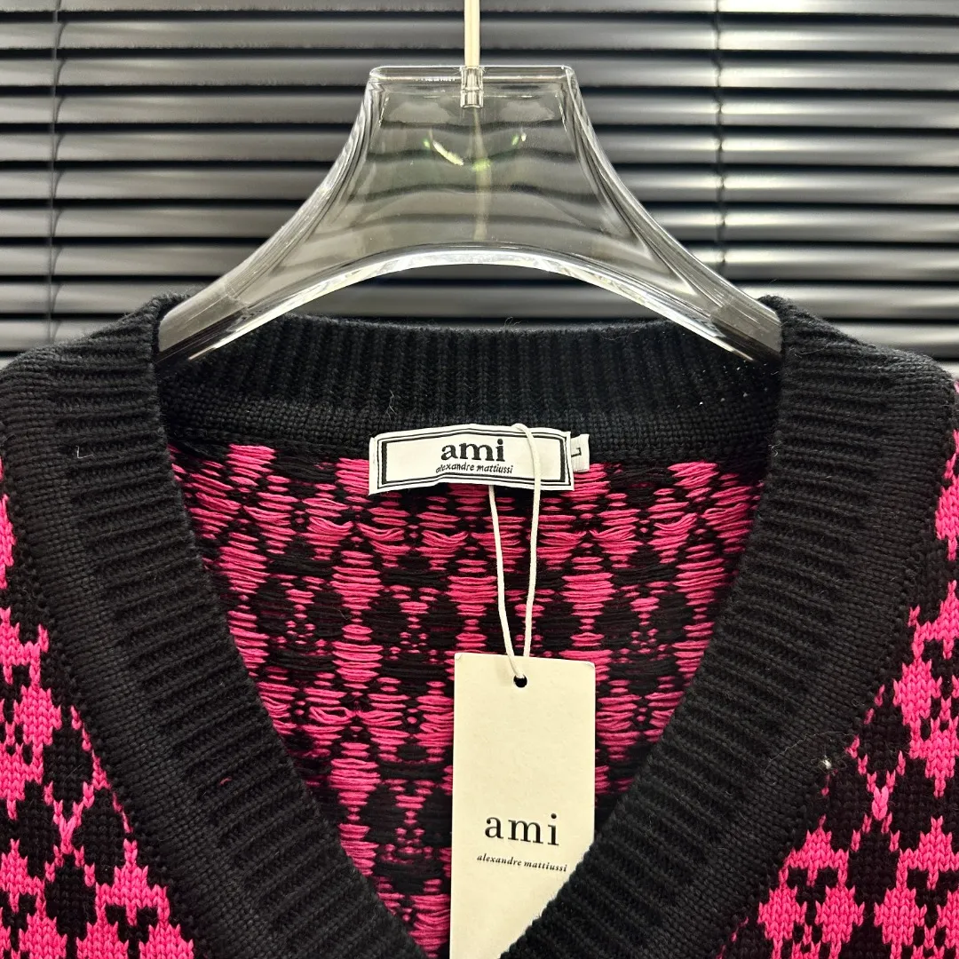 P210 Style: AMI knitted jacquard V-neck vest Size: S-XXL Fabric: Wool blend Accessories: Full set of customized original accessories No gender distinction, same style for men and women