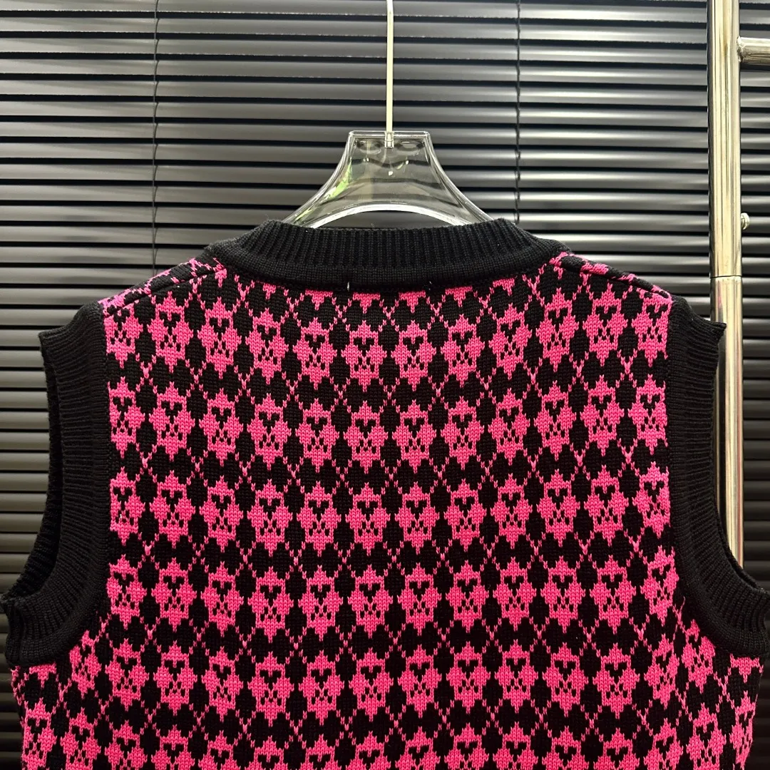 P210 Style: AMI knitted jacquard V-neck vest Size: S-XXL Fabric: Wool blend Accessories: Full set of customized original accessories No gender distinction, same style for men and women