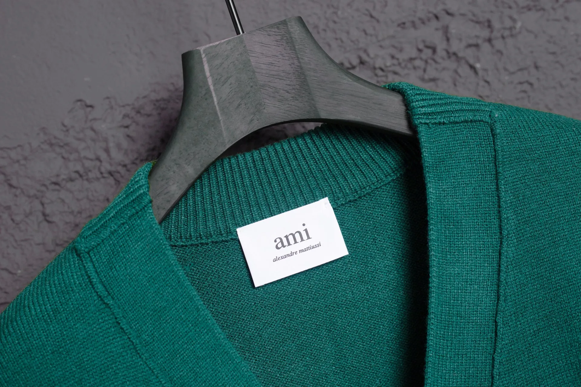 P186 Style No.: MQ802 AMI Classic Big Love Series Jacquard Cardigan Sweater Highest Version Supports Comparison Color: Dark Green Size: S-XL