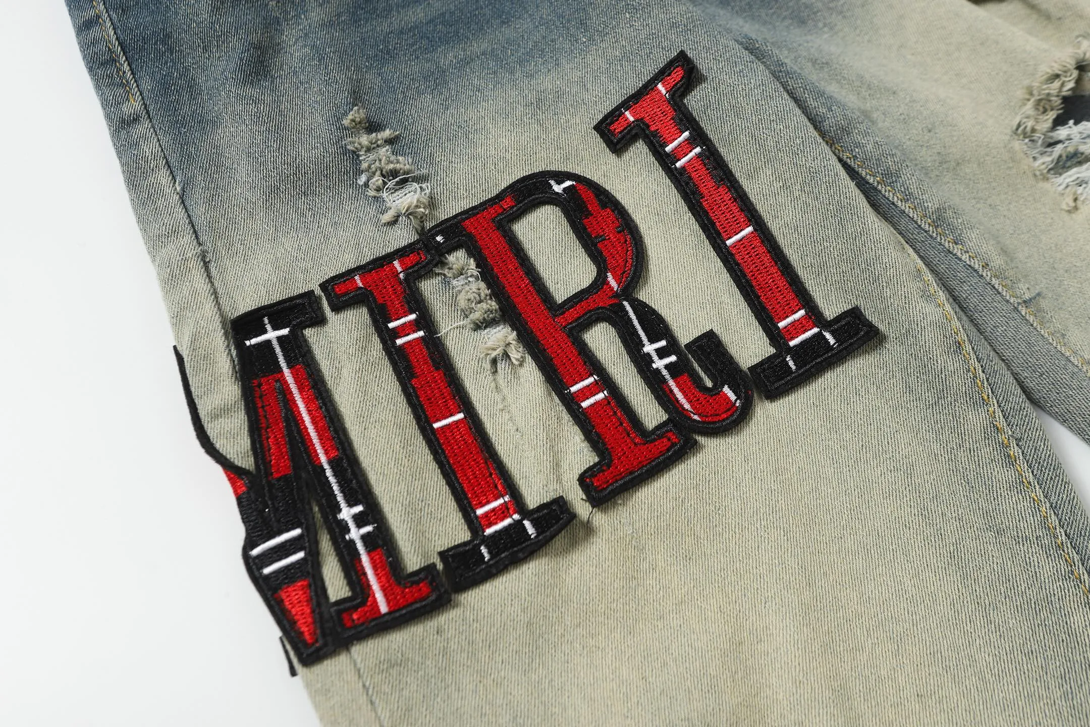 P256 Actual photo [High quality] Code: M756 Color: Picture color Size: S to XXXL AMIRI patch embroidery jeans trousers AMIRI high street basic ripped jeans trousers Amiri brand jeans break the production process and cutting of the original jeans, the fabrics are softer and more comfortable Hand-sewn collar label Customized logo buttons Genuine leather brand size Pants length Waist Hips Unit cm S 98 68 100 M 99 72 104 L 100 76 108 XL 101 80 112 XXL 102 84 116 XXXL 103 88 120