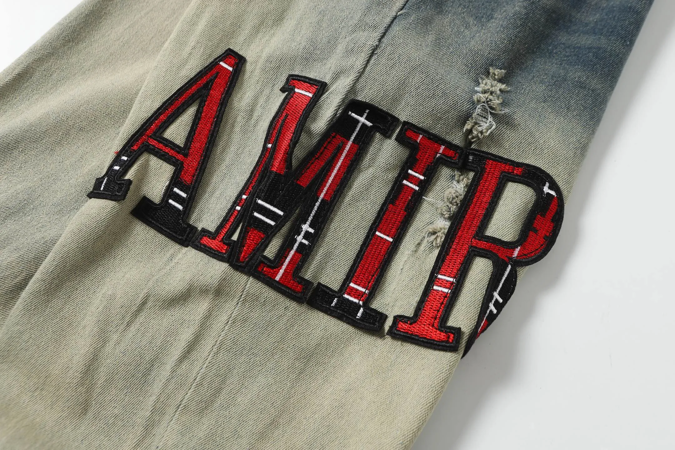 P256 Actual photo [High quality] Code: M756 Color: Picture color Size: S to XXXL AMIRI patch embroidery jeans trousers AMIRI high street basic ripped jeans trousers Amiri brand jeans break the production process and cutting of the original jeans, the fabrics are softer and more comfortable Hand-sewn collar label Customized logo buttons Genuine leather brand size Pants length Waist Hips Unit cm S 98 68 100 M 99 72 104 L 100 76 108 XL 101 80 112 XXL 102 84 116 XXXL 103 88 120