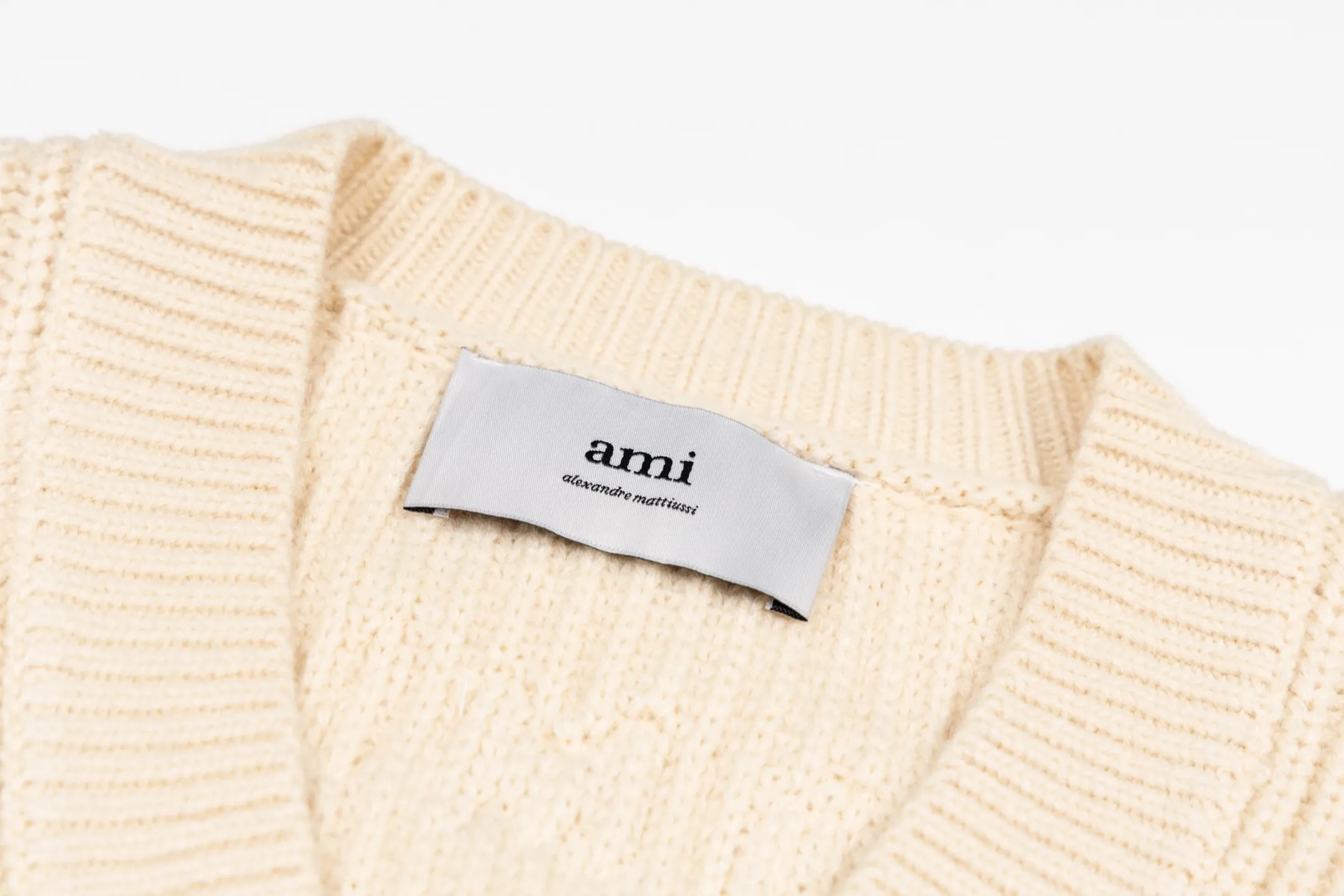🅿️560 Ami knitted love stripe contrasting V-neck sweater (apricot). The original version was purchased for 2,028 and developed. The fabric is made of alpaca wool to maintain a stable shape. The stitching is even and firm, and the details are meticulously handled, reflecting the brand's strict control over quality. The overall design is simple and elegant, suitable for various occasions. Whether it is business or leisure, it can show an elegant and decent style. The overall wiring is straight and delicate, the fabric is comfortable and soft, and the color is consistent without color difference. It can be matched with the same style to create a fashionable look, and can be used in various occasions. Customized accessories, complete with three standards, the same style for men and women. Size:S-M-L-XL