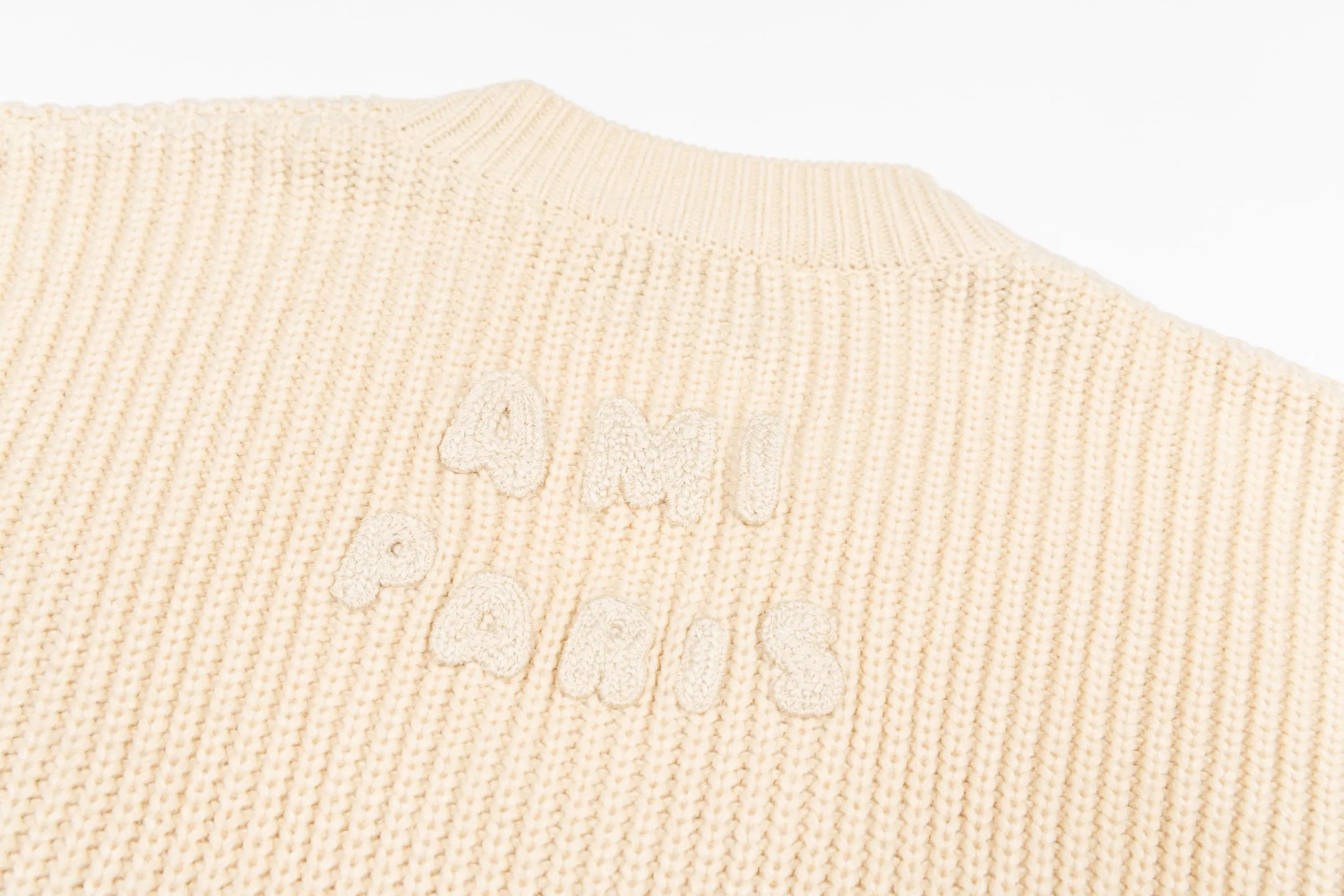 🅿️560 Ami knitted love stripe contrasting V-neck sweater (apricot). The original version was purchased for 2,028 and developed. The fabric is made of alpaca wool to maintain a stable shape. The stitching is even and firm, and the details are meticulously handled, reflecting the brand's strict control over quality. The overall design is simple and elegant, suitable for various occasions. Whether it is business or leisure, it can show an elegant and decent style. The overall wiring is straight and delicate, the fabric is comfortable and soft, and the color is consistent without color difference. It can be matched with the same style to create a fashionable look, and can be used in various occasions. Customized accessories, complete with three standards, the same style for men and women. Size:S-M-L-XL