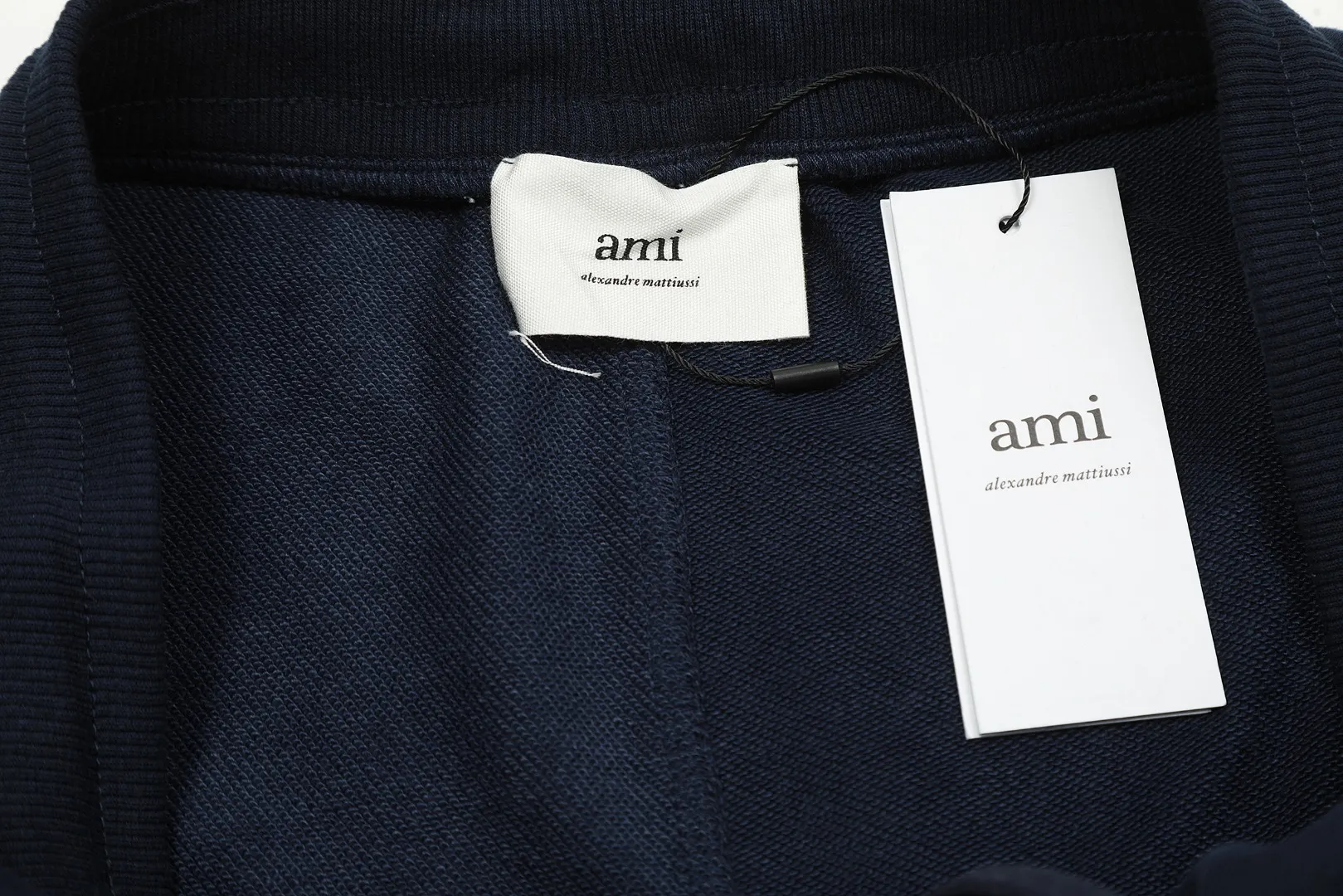 AMI/Amy Macaron Embroidered Heart Classic Shorts Put aside all the messy words and let’s go directly to the product parameters: ✅380g customized rough-feel fabric ✅Correct workmanship Every detail is 100% restored to the official website ✅Threads are made of 500g high-gram heavyweight pure cotton threads Custom-woven and dyed in the same color in the same vat No color difference with the fabric Machine washable and not easy to deform ✅No comparison and no damage Differentiating the market currency Correct workmanship details High-quality pure cotton fabric ✅The webbing is made of custom-dyed high-density and high-thickness webbing. Comparing with the official website. ✅The only correct embroidery of the same material on the market. Differentiating the fakes on the market at a glance. ✅The version follows the official website. It is loose and slim and can wear 210 pounds. There is no pressure for global shopping. Size: S-XL. Color (6 colors): Black, White, Gray, Navy Khaki, Rose Pink.