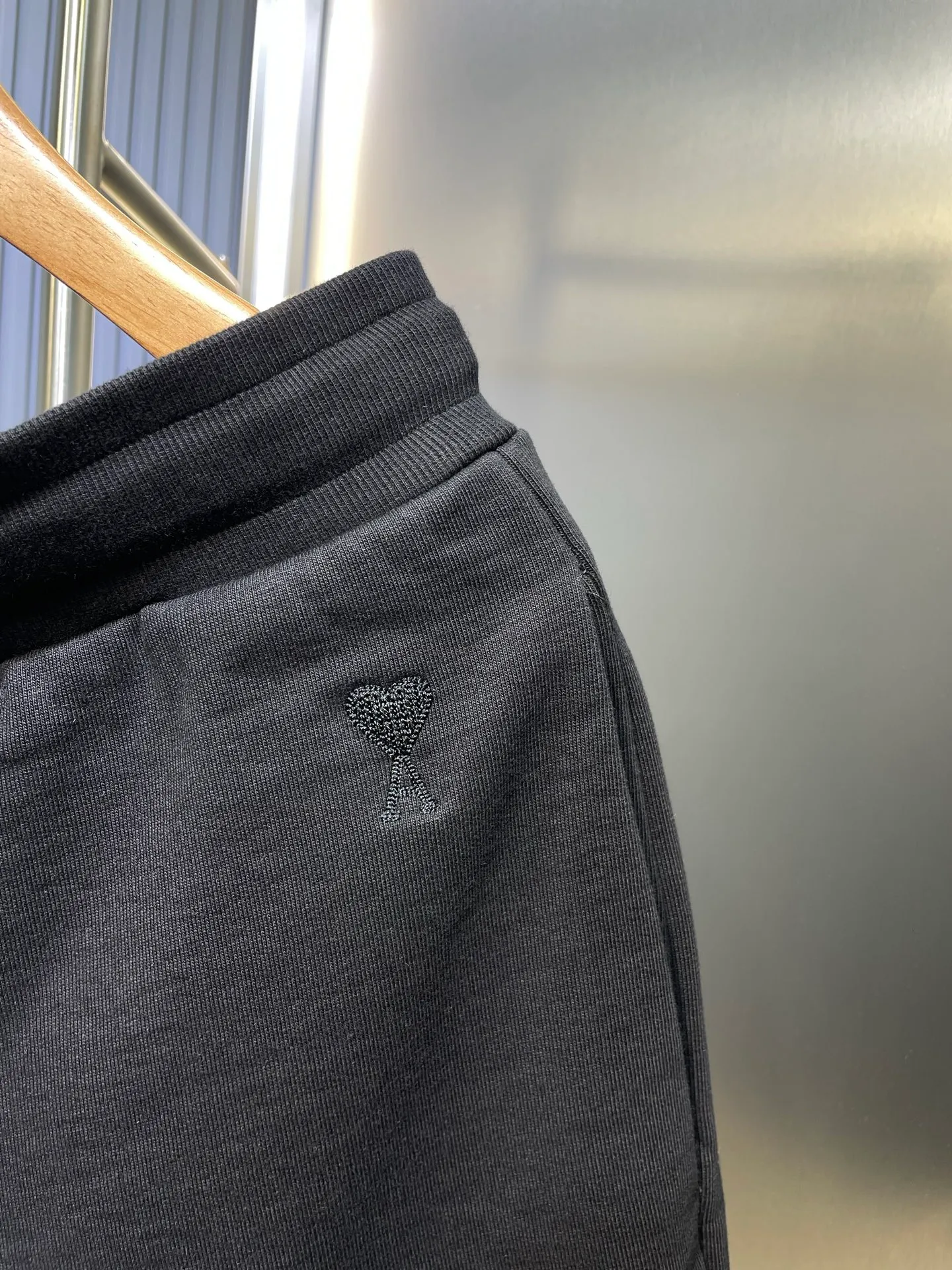 🅿️280 🌟Ami Paris [Top replica] Love embroidered shorts. Customized luxury terry sweatpants material. Full texture. Comfortable and close to the skin. Black base. The love embroidery of the same color blooms quietly. Adding brand recognition. Adding a touch of romance and sweetness to the shorts. It is the ultimate simplification of color. Versatile color. Shows taste. Process 1: Use imported machine embroidery technology. Use advanced computer control system and precision mechanical components to realize Ami. Love embroidery work with high precision and smooth and delicate lines. Process 2: Enzyme washing and softening. Use the fermentation effect produced by mixing yeast, water and mild detergent to gently treat the fabric, improving the overall softness. Accessories: Customized 1:1 Ami corns Customized 1:1 Ami hanging clock Customized 1:1 Ami trademark Version: Loose version Size: S M L XL