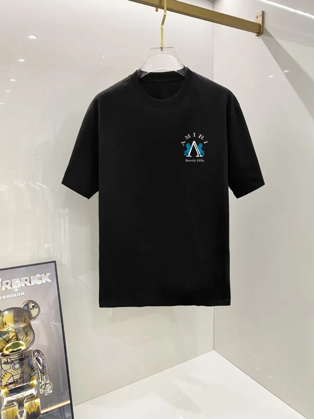 P150 AMIRI# 2025 spring and summer new style debut counter, the latest short-sleeved round neck T-shirt, high-end custom design, avant-garde and fashionable! The brand logo is designed with heavy craftsmanship. High-end customized 250g Xinjiang long-staple cotton fabric. Soft to the touch. Comfortable to wear. Exquisite stitching at the counter level. Fine workmanship. The upper body effect is incomparably handsome! A must-have item for a stylish man! Color: black. White! Size: S M L