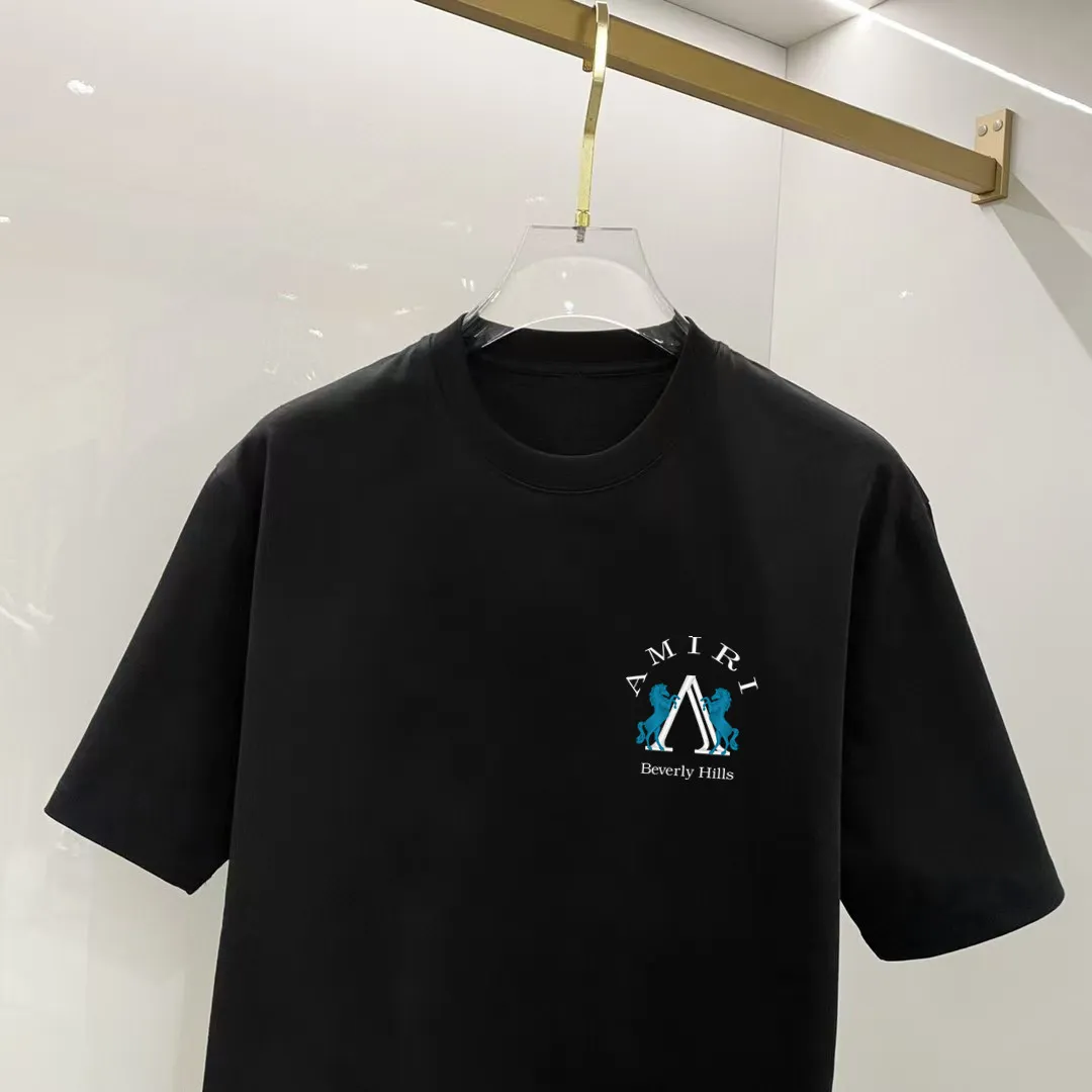 P150 AMIRI# 2025 spring and summer new style debut counter, the latest short-sleeved round neck T-shirt, high-end custom design, avant-garde and fashionable! The brand logo is designed with heavy craftsmanship. High-end customized 250g Xinjiang long-staple cotton fabric. Soft to the touch. Comfortable to wear. Exquisite stitching at the counter level. Fine workmanship. The upper body effect is incomparably handsome! A must-have item for a stylish man! Color: black. White! Size: S M L