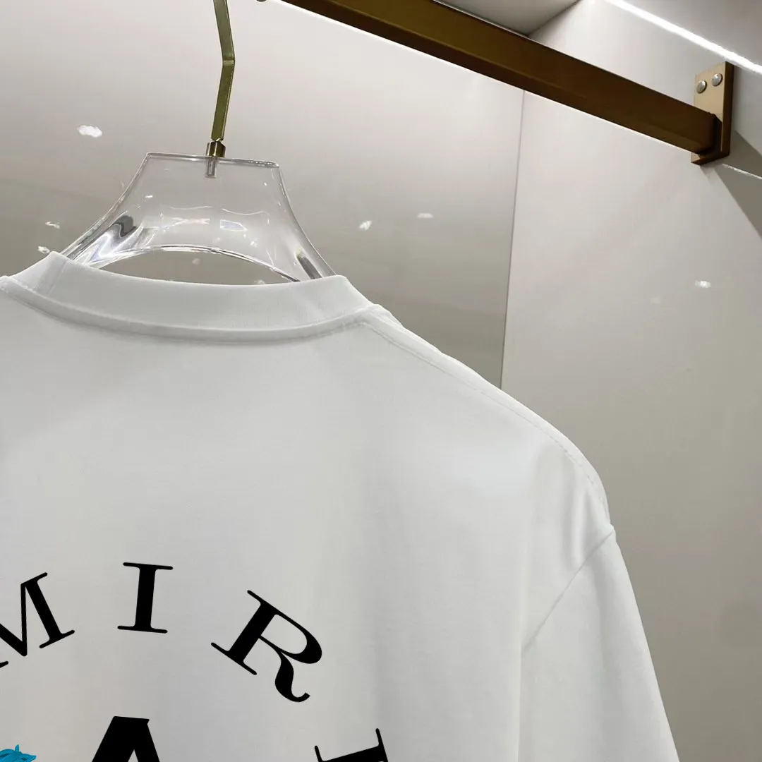 P150 AMIRI# 2025 spring and summer new style debut counter, the latest short-sleeved round neck T-shirt, high-end custom design, avant-garde and fashionable! The brand logo is designed with heavy craftsmanship. High-end customized 250g Xinjiang long-staple cotton fabric. Soft to the touch. Comfortable to wear. Exquisite stitching at the counter level. Fine workmanship. The upper body effect is incomparably handsome! A must-have item for a stylish man! Color: black. White! Size: S M L