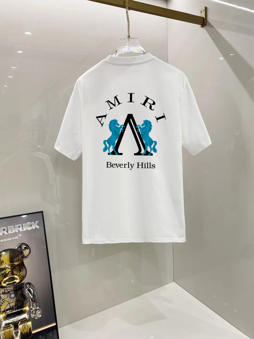 P150 AMIRI# 2025 spring and summer new style debut counter, the latest short-sleeved round neck T-shirt, high-end custom design, avant-garde and fashionable! The brand logo is designed with heavy craftsmanship. High-end customized 250g Xinjiang long-staple cotton fabric. Soft to the touch. Comfortable to wear. Exquisite stitching at the counter level. Fine workmanship. The upper body effect is incomparably handsome! A must-have item for a stylish man! Color: black. White! Size: S M L