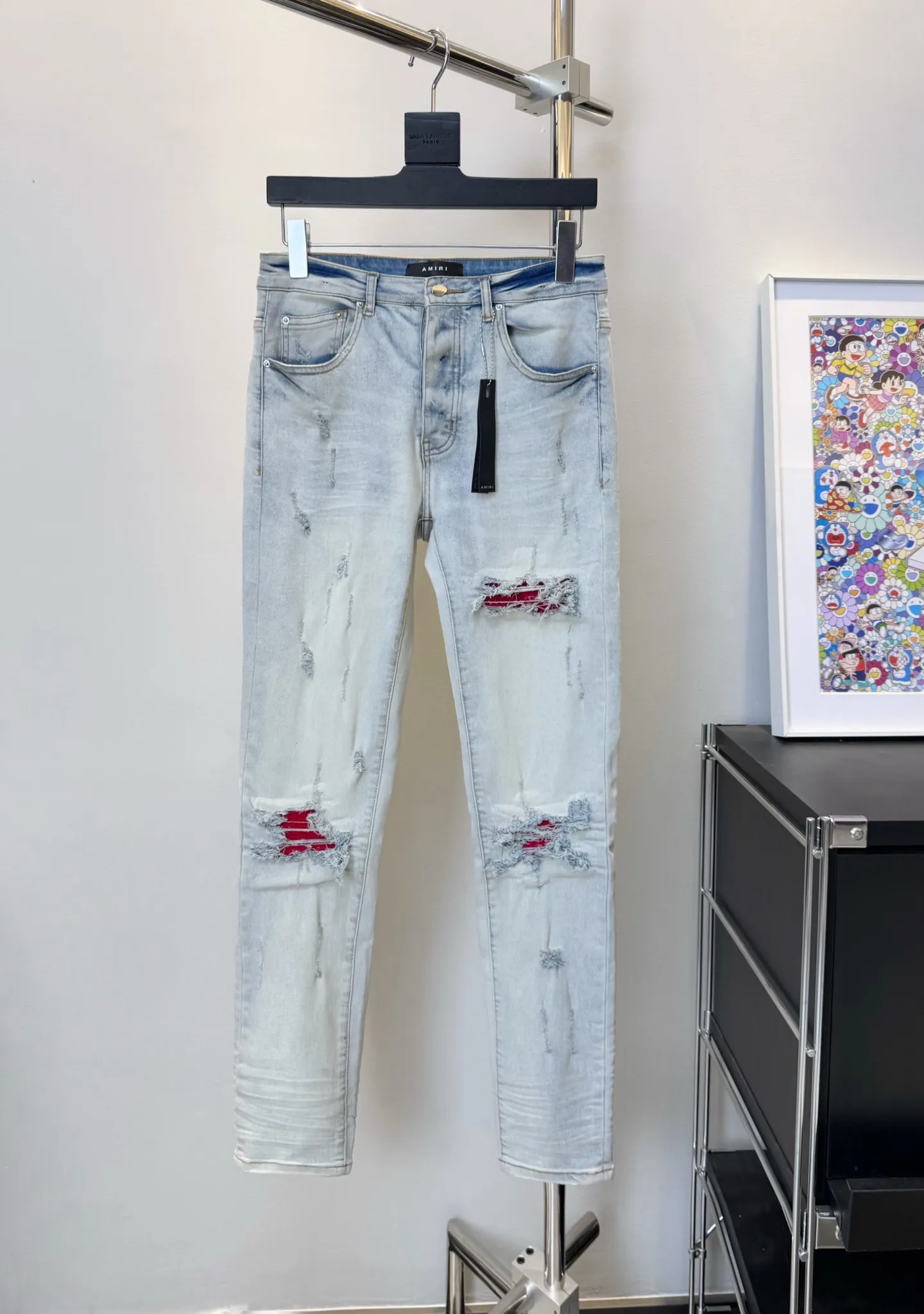 P290 Top version number: D208 Non-market currency •Amiri red ripped high street slim jeans • amiri is transliterated as Emil, which is the name of the founder. Mike Amiri, the founder of amiri, grew up in Los Angeles, USA. He was influenced by local street culture and Punk Rock since childhood, so he founded the amiri brand named after himself. A variety of trendy clothing meets the needs of different fashion players. Amiri clothing has novel and unique styles and is a well-known street brand in the United States. The styles and styles of many clothes are loved by many street photographers. The various clothing styles meet the dressing needs of different people, show their unique temperament, and show the trend of dressing. amiri's jeans are relatively famous. Not only do they have many styles, but the quality of the jeans is also very good. Many celebrities have also worn amiri brand jeans.  The jeans of the amiri brand break through the production process and cutting of the original jeans. The fabrics are relatively soft and comfortable, and are not as hard as some jeans, which can irritate the skin and cause the skin to bleed when worn. Los Angeles trendy brand Amiri's jeans are made with great detail from tailoring to texture, adding wrinkles, bullet holes, damage and other details to add to the trendiness of the jeans. You can choose the style that suits you according to your own needs. Only when you wear a suitable style can you have a certain sense of fashion.  In recent years, high street has become a word that appears more and more frequently in men's clothing, and high street style has become an important direction for everyone's matching. High street related items basically cannot avoid oversize or drop-shoulder tops, and the lower body is matched with trackpants or tight-fitting denim. In my opinion, the most representative one may be denim. What I bring to you today is the MX1 red patch denim worn by many Internet celebrities. It is made by a large washing factory in Guangzhou. The front and back have frayed trouser legs and holes. Full of high-end sense. Knee part damage design with leather patchwork design. Already used as facade design. Leather waist nameplate. Customized crotch placket hardware. Engraving mold opening. The focus of this style is not on washing, but on the shape and version of the damage. The secret lies in the craftsmanship of the master. Later, the cost of fraying, horse cutting, knife cutting, etc. These hand-made products are far beyond comparison with assembly line products.  Color: Picture color Size: 30-31-32-33-34-36