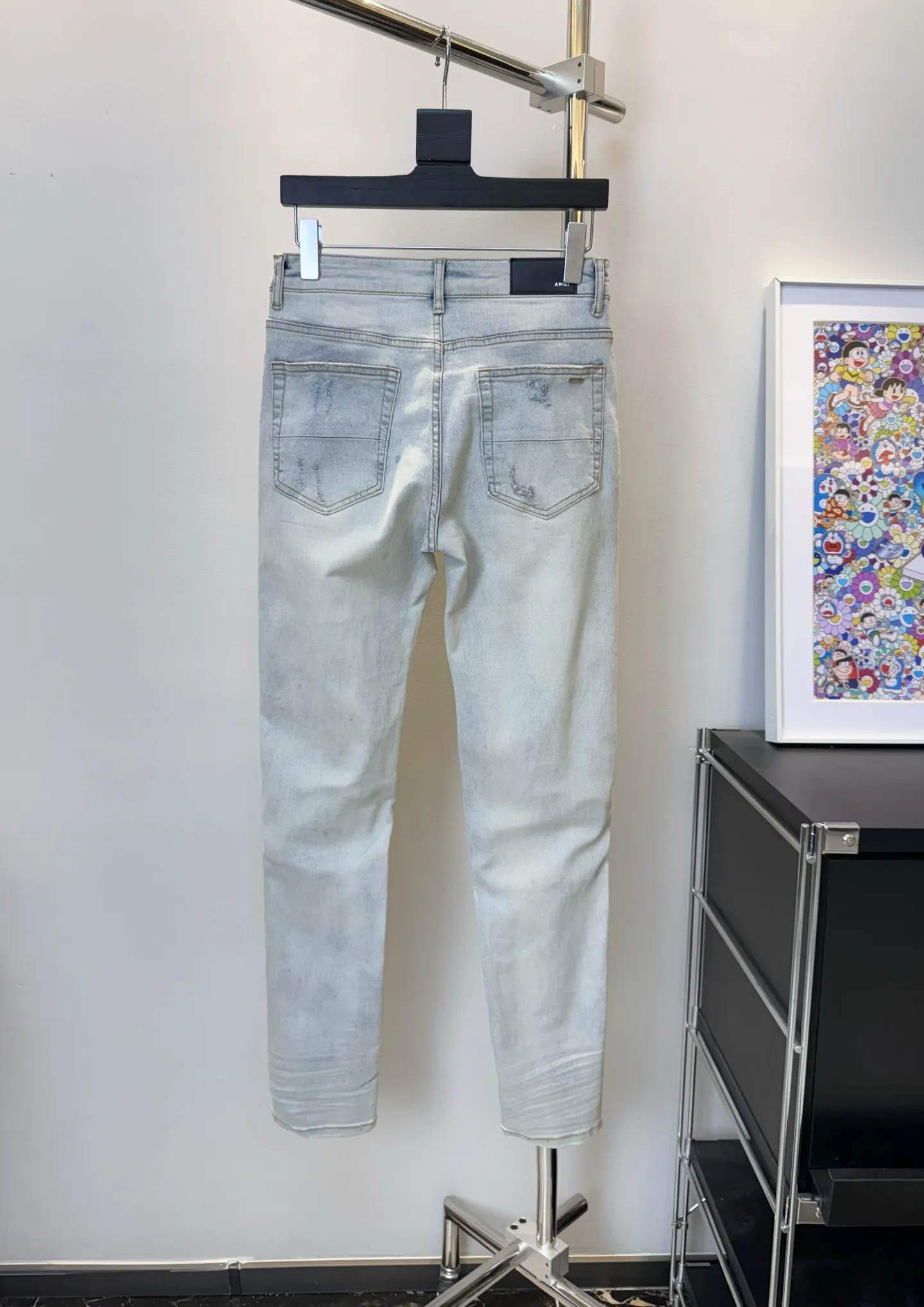 P290 Top version number: D208 Non-market currency •Amiri red ripped high street slim jeans • amiri is transliterated as Emil, which is the name of the founder. Mike Amiri, the founder of amiri, grew up in Los Angeles, USA. He was influenced by local street culture and Punk Rock since childhood, so he founded the amiri brand named after himself. A variety of trendy clothing meets the needs of different fashion players. Amiri clothing has novel and unique styles and is a well-known street brand in the United States. The styles and styles of many clothes are loved by many street photographers. The various clothing styles meet the dressing needs of different people, show their unique temperament, and show the trend of dressing. amiri's jeans are relatively famous. Not only do they have many styles, but the quality of the jeans is also very good. Many celebrities have also worn amiri brand jeans.  The jeans of the amiri brand break through the production process and cutting of the original jeans. The fabrics are relatively soft and comfortable, and are not as hard as some jeans, which can irritate the skin and cause the skin to bleed when worn. Los Angeles trendy brand Amiri's jeans are made with great detail from tailoring to texture, adding wrinkles, bullet holes, damage and other details to add to the trendiness of the jeans. You can choose the style that suits you according to your own needs. Only when you wear a suitable style can you have a certain sense of fashion.  In recent years, high street has become a word that appears more and more frequently in men's clothing, and high street style has become an important direction for everyone's matching. High street related items basically cannot avoid oversize or drop-shoulder tops, and the lower body is matched with trackpants or tight-fitting denim. In my opinion, the most representative one may be denim. What I bring to you today is the MX1 red patch denim worn by many Internet celebrities. It is made by a large washing factory in Guangzhou. The front and back have frayed trouser legs and holes. Full of high-end sense. Knee part damage design with leather patchwork design. Already used as facade design. Leather waist nameplate. Customized crotch placket hardware. Engraving mold opening. The focus of this style is not on washing, but on the shape and version of the damage. The secret lies in the craftsmanship of the master. Later, the cost of fraying, horse cutting, knife cutting, etc. These hand-made products are far beyond comparison with assembly line products.  Color: Picture color Size: 30-31-32-33-34-36