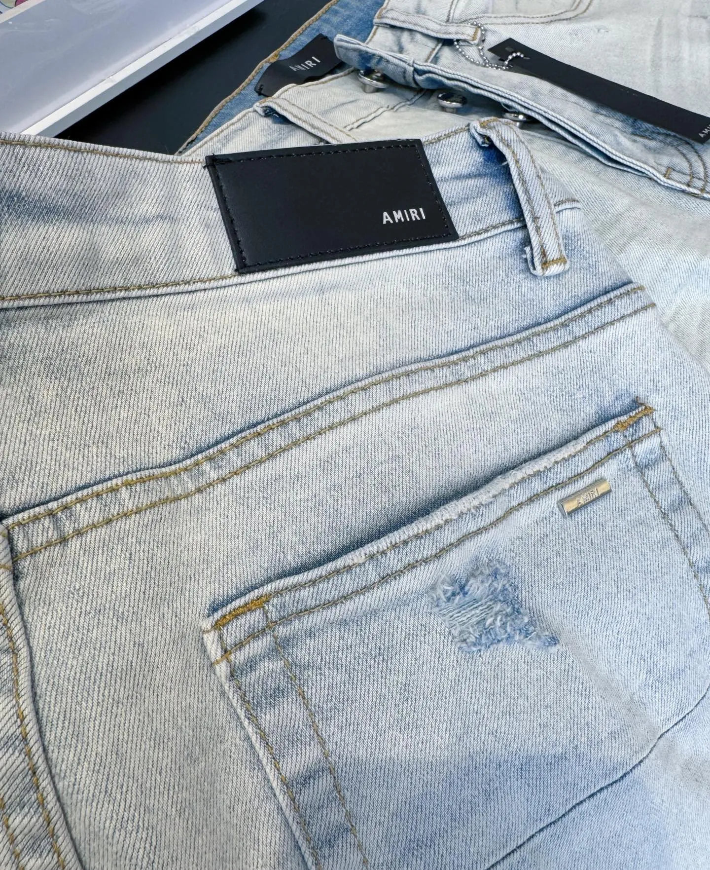 P290 Top version number: D208 Non-market currency •Amiri red ripped high street slim jeans • amiri is transliterated as Emil, which is the name of the founder. Mike Amiri, the founder of amiri, grew up in Los Angeles, USA. He was influenced by local street culture and Punk Rock since childhood, so he founded the amiri brand named after himself. A variety of trendy clothing meets the needs of different fashion players. Amiri clothing has novel and unique styles and is a well-known street brand in the United States. The styles and styles of many clothes are loved by many street photographers. The various clothing styles meet the dressing needs of different people, show their unique temperament, and show the trend of dressing. amiri's jeans are relatively famous. Not only do they have many styles, but the quality of the jeans is also very good. Many celebrities have also worn amiri brand jeans.  The jeans of the amiri brand break through the production process and cutting of the original jeans. The fabrics are relatively soft and comfortable, and are not as hard as some jeans, which can irritate the skin and cause the skin to bleed when worn. Los Angeles trendy brand Amiri's jeans are made with great detail from tailoring to texture, adding wrinkles, bullet holes, damage and other details to add to the trendiness of the jeans. You can choose the style that suits you according to your own needs. Only when you wear a suitable style can you have a certain sense of fashion.  In recent years, high street has become a word that appears more and more frequently in men's clothing, and high street style has become an important direction for everyone's matching. High street related items basically cannot avoid oversize or drop-shoulder tops, and the lower body is matched with trackpants or tight-fitting denim. In my opinion, the most representative one may be denim. What I bring to you today is the MX1 red patch denim worn by many Internet celebrities. It is made by a large washing factory in Guangzhou. The front and back have frayed trouser legs and holes. Full of high-end sense. Knee part damage design with leather patchwork design. Already used as facade design. Leather waist nameplate. Customized crotch placket hardware. Engraving mold opening. The focus of this style is not on washing, but on the shape and version of the damage. The secret lies in the craftsmanship of the master. Later, the cost of fraying, horse cutting, knife cutting, etc. These hand-made products are far beyond comparison with assembly line products.  Color: Picture color Size: 30-31-32-33-34-36