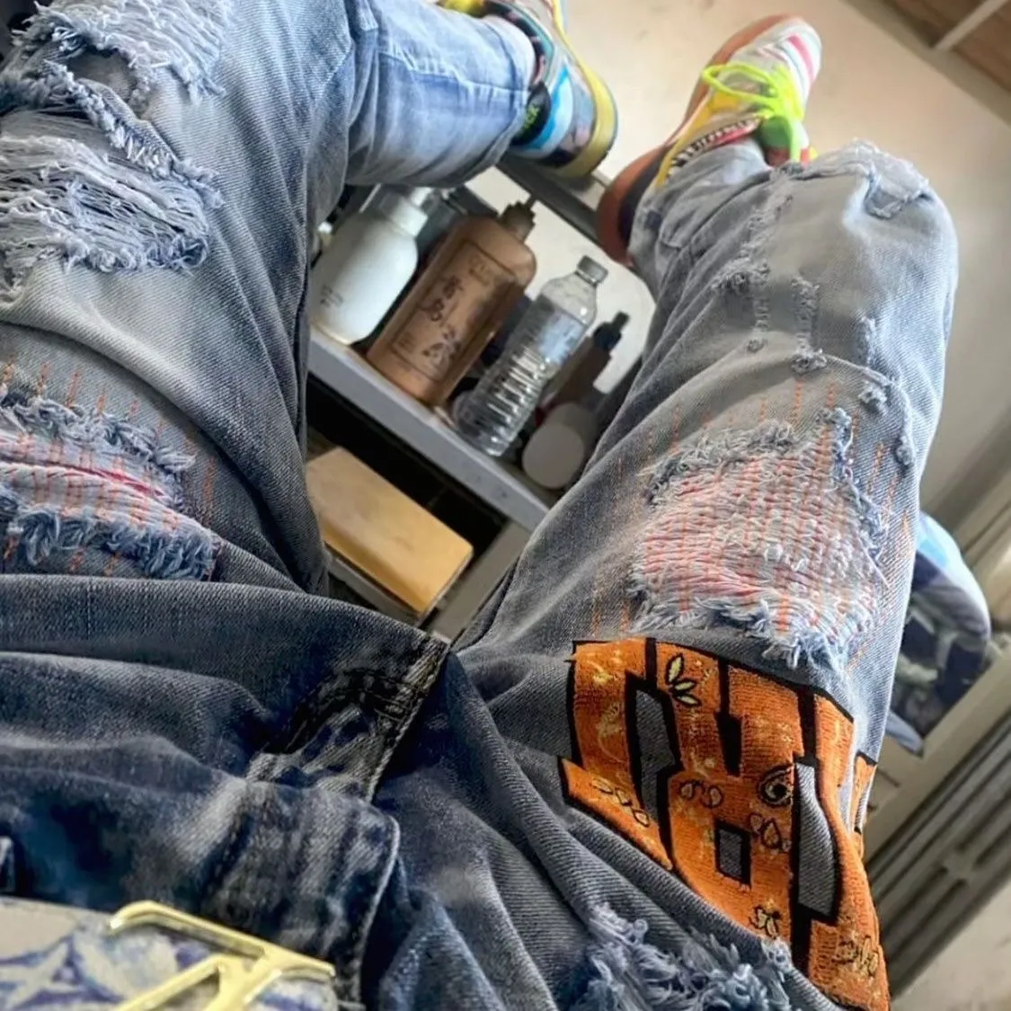 #M88 P168💰 AMIRI patch embroidery jeans trousers AMIRI high street basic ripped tight elastic jeans trousers amiri brand jeans break the production process and cutting of the original jeans, the fabrics are softer and more comfortable Hand-sewn collar label Customized logo buttons Genuine leather tag Color: Picture color Size: 30-32-34-36