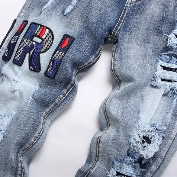 P186 Top replica AMIRI splash-ink medal patch embroidered jeans trousers AMIRI high street basic ripped tight stretch jeans trousers Amiriamiri is transliterated as Emil, which is the name of the founder. Mike Amiri, the founder of amiri, grew up in Los Angeles, USA. He was influenced by the local street culture Rock since childhood, so he founded the amiri brand named after himself. A variety of trendy brand clothing meets the needs of different fashion players. Amiri clothing has novel and unique styles and is a well-known street brand in the United States. Many of its styles and styles are loved by many street photographers. Various clothing styles meet the needs of different people, show their unique temperament, and show the trend of dressing. amiri's jeans are relatively famous. Not only do they have many styles, but the quality of the jeans is also very good. Many celebrities have also worn amiri brand jeans.  The jeans of the amiri brand break through the production process and cutting of the original jeans. The fabrics are relatively soft and comfortable, and are not as hard as some jeans, which can irritate the skin and cause the skin to bleed when worn. Los Angeles trendy brand Amiri's jeans are made with great detail from tailoring to texture, adding wrinkles, bullet holes, damage and other details to add to the trendiness of the jeans. You can choose the style that suits you according to your own needs. Only when you wear a suitable style can you have a certain sense of fashion.  In recent years, high street has become an increasingly common word in men's clothing, and high street style has become an important direction for everyone's matching. High street-related items are basically inseparable from oversize or drop-shoulder tops, and the lower body is matched with trackpants or tight-fitting denim. Among them, in my opinion, the most representative one is perhaps annihilation. Color; picture color Size: m l xl xxl plain goat takeaway