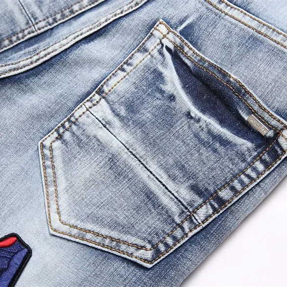 P186 Top replica AMIRI splash-ink medal patch embroidered jeans trousers AMIRI high street basic ripped tight stretch jeans trousers Amiriamiri is transliterated as Emil, which is the name of the founder. Mike Amiri, the founder of amiri, grew up in Los Angeles, USA. He was influenced by the local street culture Rock since childhood, so he founded the amiri brand named after himself. A variety of trendy brand clothing meets the needs of different fashion players. Amiri clothing has novel and unique styles and is a well-known street brand in the United States. Many of its styles and styles are loved by many street photographers. Various clothing styles meet the needs of different people, show their unique temperament, and show the trend of dressing. amiri's jeans are relatively famous. Not only do they have many styles, but the quality of the jeans is also very good. Many celebrities have also worn amiri brand jeans.  The jeans of the amiri brand break through the production process and cutting of the original jeans. The fabrics are relatively soft and comfortable, and are not as hard as some jeans, which can irritate the skin and cause the skin to bleed when worn. Los Angeles trendy brand Amiri's jeans are made with great detail from tailoring to texture, adding wrinkles, bullet holes, damage and other details to add to the trendiness of the jeans. You can choose the style that suits you according to your own needs. Only when you wear a suitable style can you have a certain sense of fashion.  In recent years, high street has become an increasingly common word in men's clothing, and high street style has become an important direction for everyone's matching. High street-related items are basically inseparable from oversize or drop-shoulder tops, and the lower body is matched with trackpants or tight-fitting denim. Among them, in my opinion, the most representative one is perhaps annihilation. Color; picture color Size: m l xl xxl plain goat takeaway