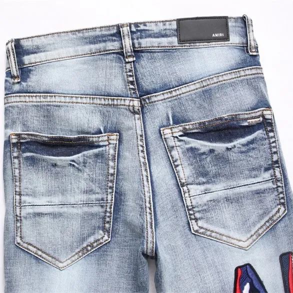 P186 Top replica AMIRI splash-ink medal patch embroidered jeans trousers AMIRI high street basic ripped tight stretch jeans trousers Amiriamiri is transliterated as Emil, which is the name of the founder. Mike Amiri, the founder of amiri, grew up in Los Angeles, USA. He was influenced by the local street culture Rock since childhood, so he founded the amiri brand named after himself. A variety of trendy brand clothing meets the needs of different fashion players. Amiri clothing has novel and unique styles and is a well-known street brand in the United States. Many of its styles and styles are loved by many street photographers. Various clothing styles meet the needs of different people, show their unique temperament, and show the trend of dressing. amiri's jeans are relatively famous. Not only do they have many styles, but the quality of the jeans is also very good. Many celebrities have also worn amiri brand jeans.  The jeans of the amiri brand break through the production process and cutting of the original jeans. The fabrics are relatively soft and comfortable, and are not as hard as some jeans, which can irritate the skin and cause the skin to bleed when worn. Los Angeles trendy brand Amiri's jeans are made with great detail from tailoring to texture, adding wrinkles, bullet holes, damage and other details to add to the trendiness of the jeans. You can choose the style that suits you according to your own needs. Only when you wear a suitable style can you have a certain sense of fashion.  In recent years, high street has become an increasingly common word in men's clothing, and high street style has become an important direction for everyone's matching. High street-related items are basically inseparable from oversize or drop-shoulder tops, and the lower body is matched with trackpants or tight-fitting denim. Among them, in my opinion, the most representative one is perhaps annihilation. Color; picture color Size: m l xl xxl plain goat takeaway