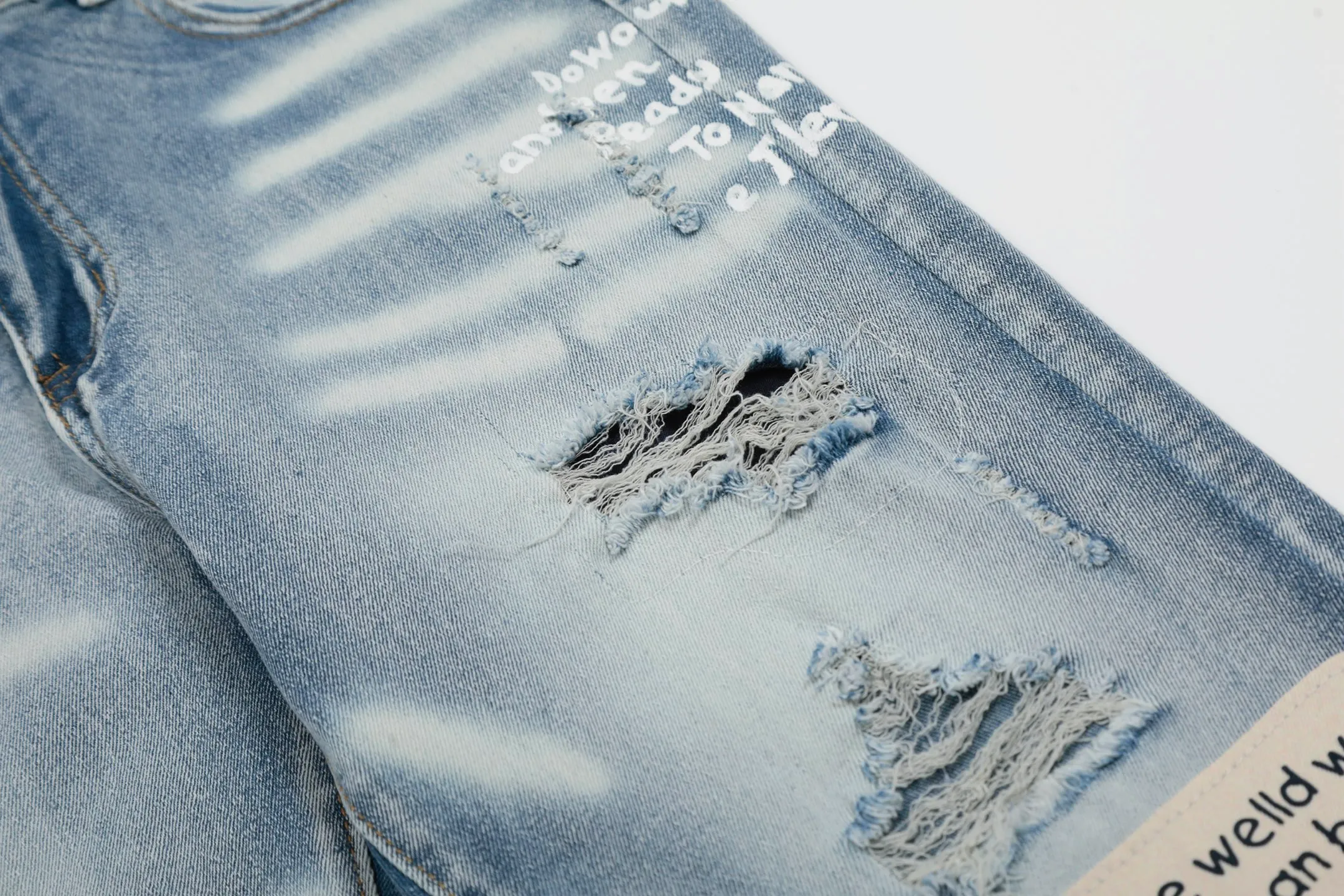 #M40 P168💰 Amiri classic embroidered patched leather ripped letter jeans, slim fit jeans, produced by a major washed factory, full of high-end feel, partially destroyed knee design with leather patch design, has been used as a facade design, leather waist nameplate, the focus of this style is not on the washing, but on the destroyed shape and version. The secret lies in the craftsmanship of the master. The cost of post-processing, grinding, cutting, etc. is far beyond the cost of assembly line products. Color: Picture color Size: 30-32-34-36