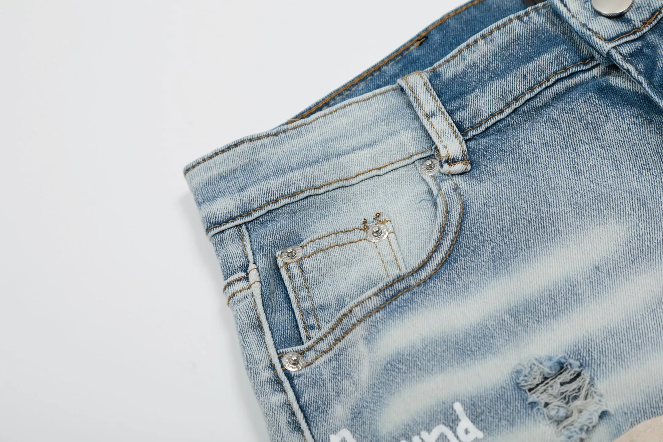 #M40 P168💰 Amiri classic embroidered patched leather ripped letter jeans, slim fit jeans, produced by a major washed factory, full of high-end feel, partially destroyed knee design with leather patch design, has been used as a facade design, leather waist nameplate, the focus of this style is not on the washing, but on the destroyed shape and version. The secret lies in the craftsmanship of the master. The cost of post-processing, grinding, cutting, etc. is far beyond the cost of assembly line products. Color: Picture color Size: 30-32-34-36